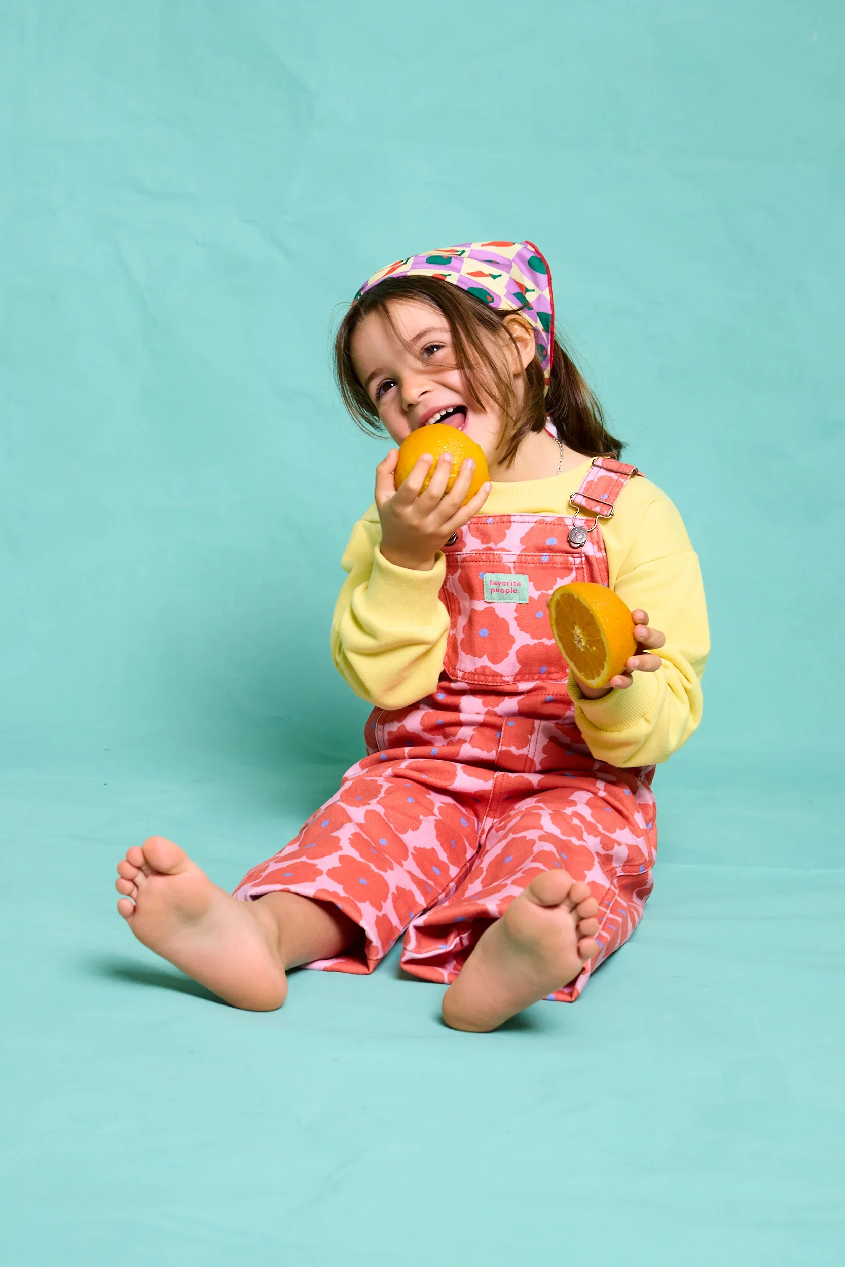 Favorite People Latzhose bunt – handgefertigt in Portugal, erhältlich bei Cleo&Caesar Kids Concept Store