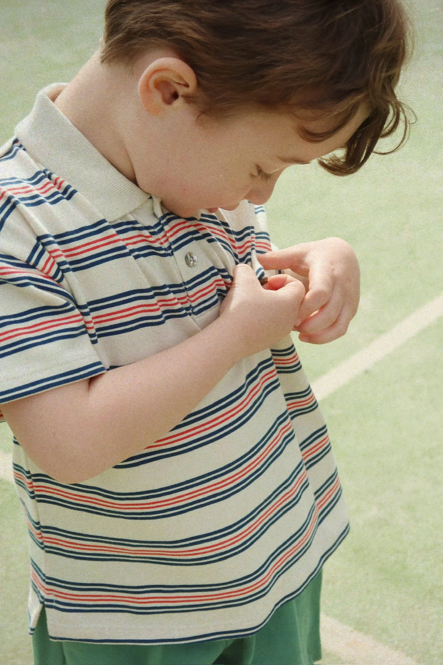 Konges Sløjd Polo-Shirt Spotty Stripe – off-white mit navy-blauen und roten Streifen, kleine Zitronen-Stickerei, Bio-Baumwolle, bei Cleo&Caesar Kids Concept Store