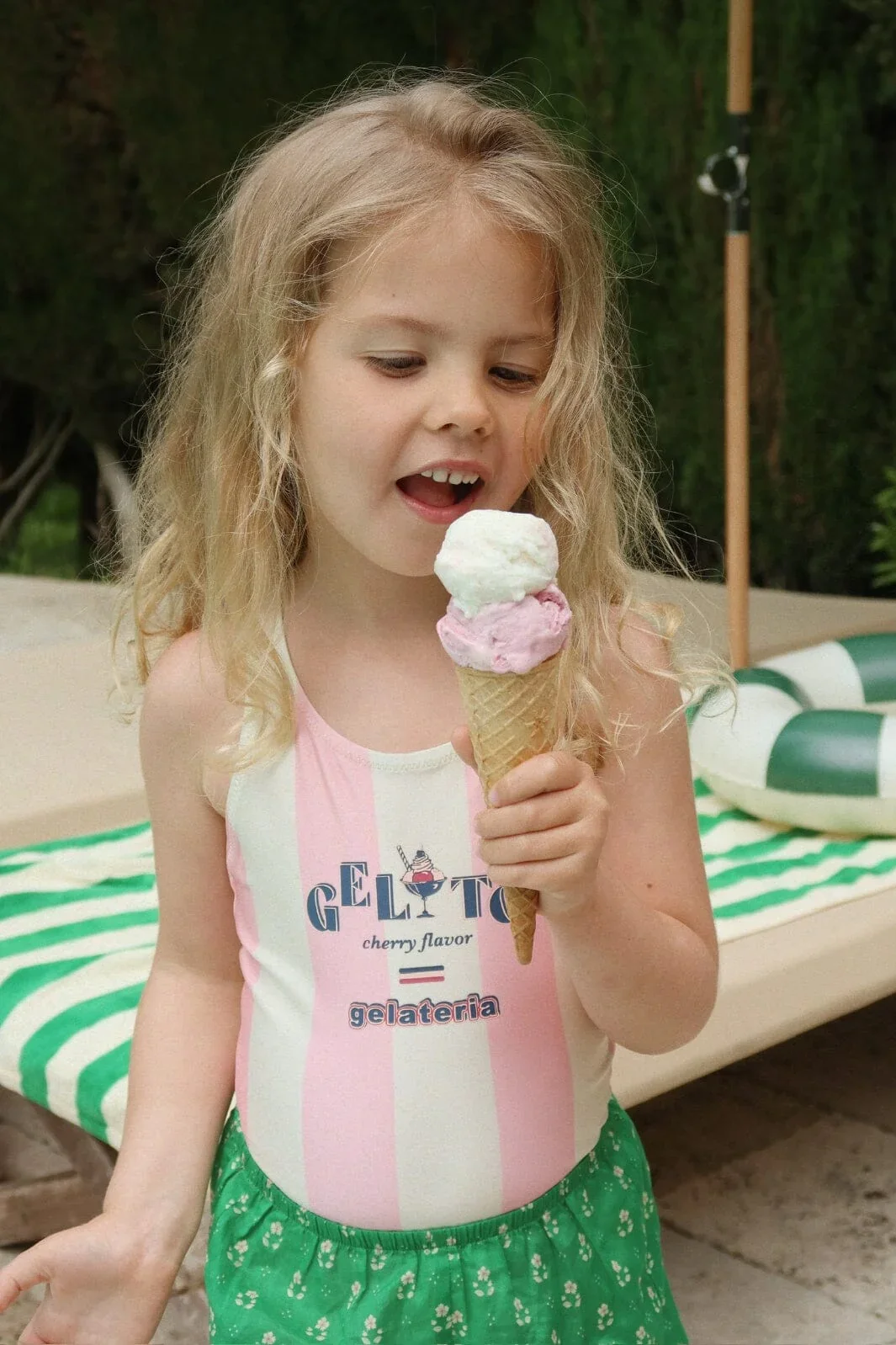 Konges Sløjd Badeanzug Pomia Candy Rose Stripe – rosa-weiß gestreifter Kinderbadeanzug mit Gelato-Print, ärmellos, bei Cleo&Caesar Kids Concept Store