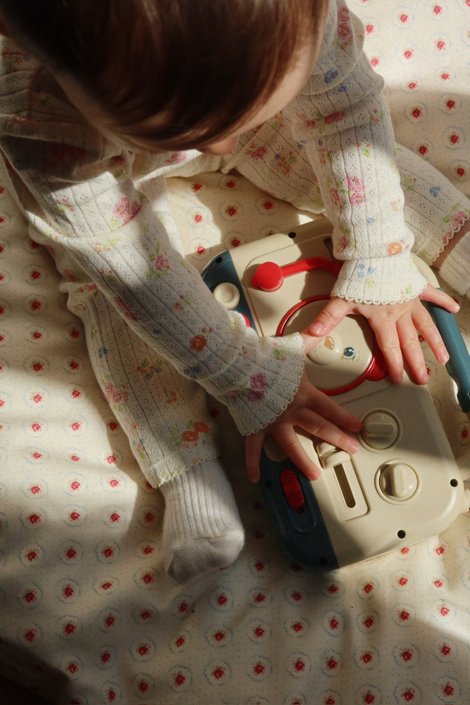Konges Sløjd Baby Radio mit Knöpfen und Soundeffekten – Motorikspielzeug für kleine Hände ab 12 Monaten.
