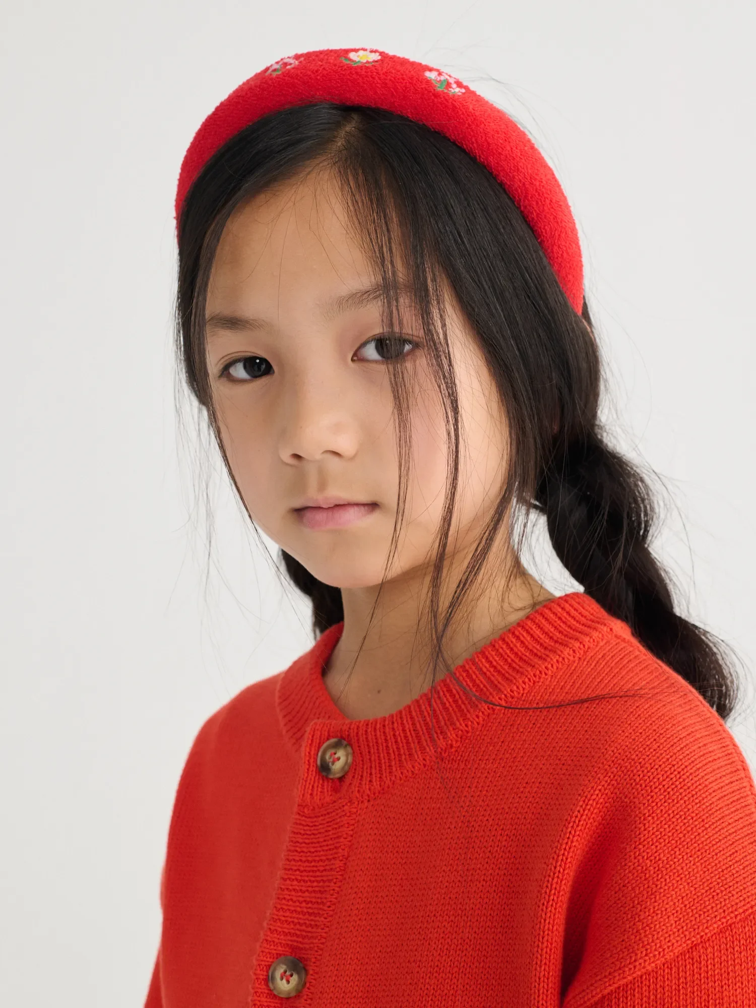 Bobo Choses Haarband Pixel Daisies – rotes Terry-Haarband mit aufgestickten Gänseblümchen, 100 % recycelte Baumwolle, bei Cleo&Caesar Kids Concept Store