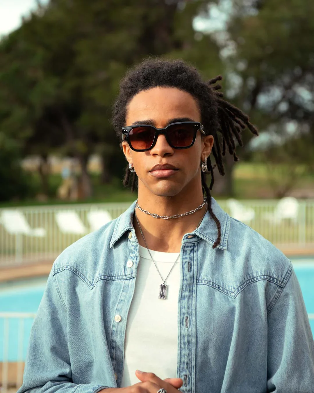 Izipizi Sonnenbrille ROAD Black – oversized eckige Fassung in Schwarz mit Soft Touch-Finish, graue Gläser, Unisex, bei Cleo&Caesar Kids Concept Store