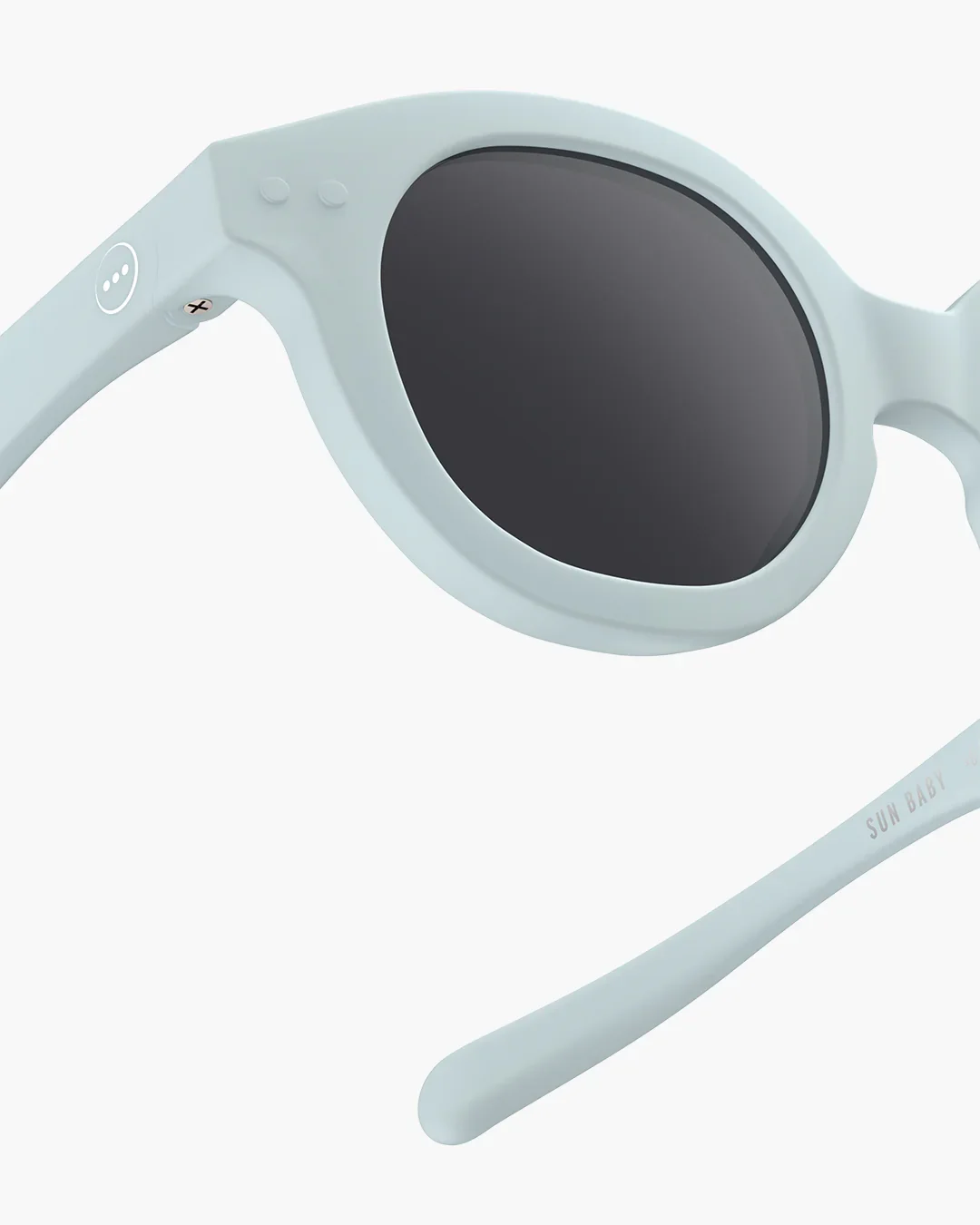 Izipizi Baby-Sonnenbrille #c Sweet Blue Polarized – Schmetterlings-Fassung in blau matt, 9-36 Monate, BPA-frei mit Silikonband, bei Cleo&Caesar Kids Concept Store