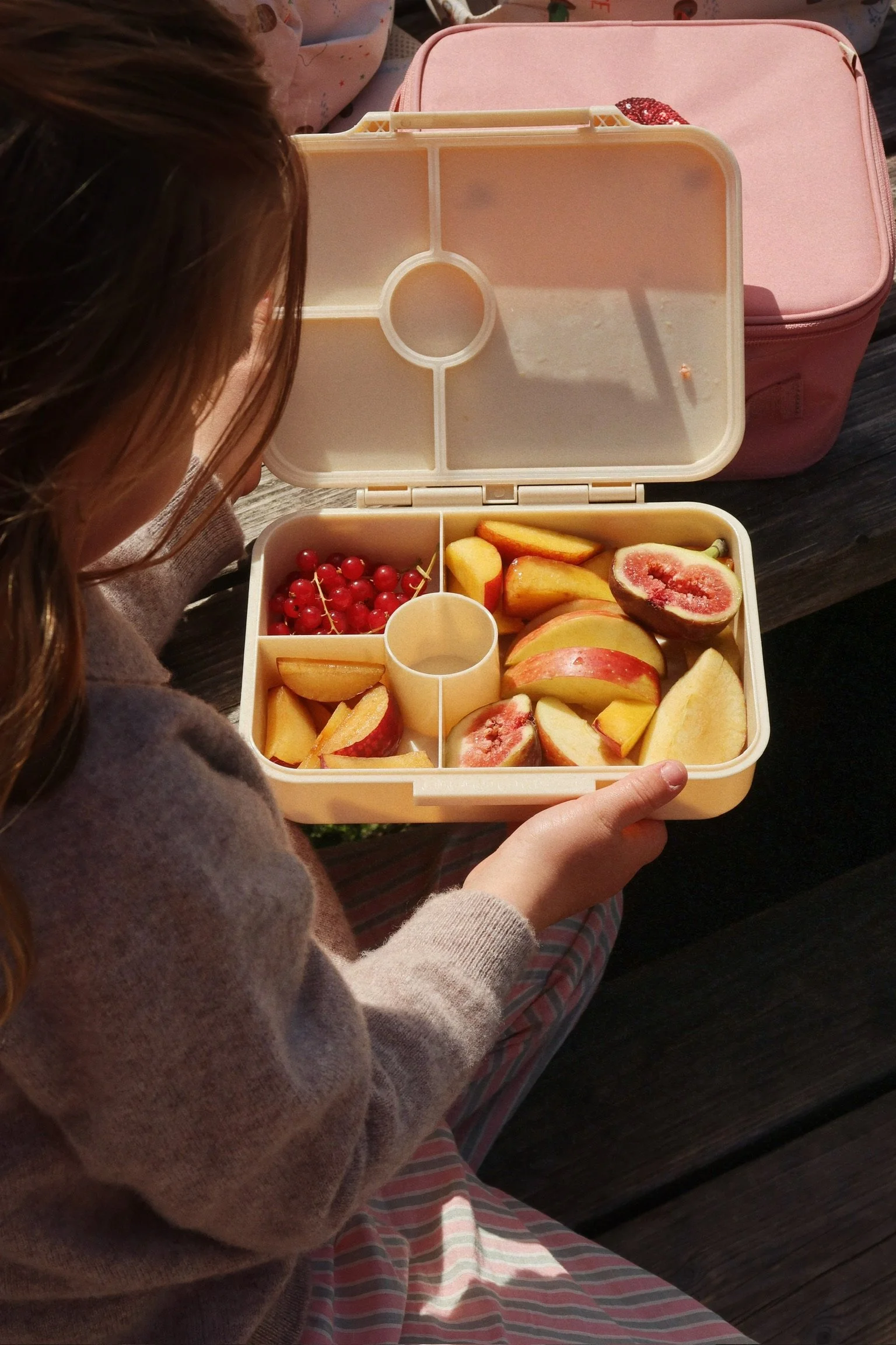 Lunchbox mit Lemon-Print und vier Fächern – auslaufsicher, robust und ideal für Kindergarten und Schule. bei Cleo&Caesar Concept Store