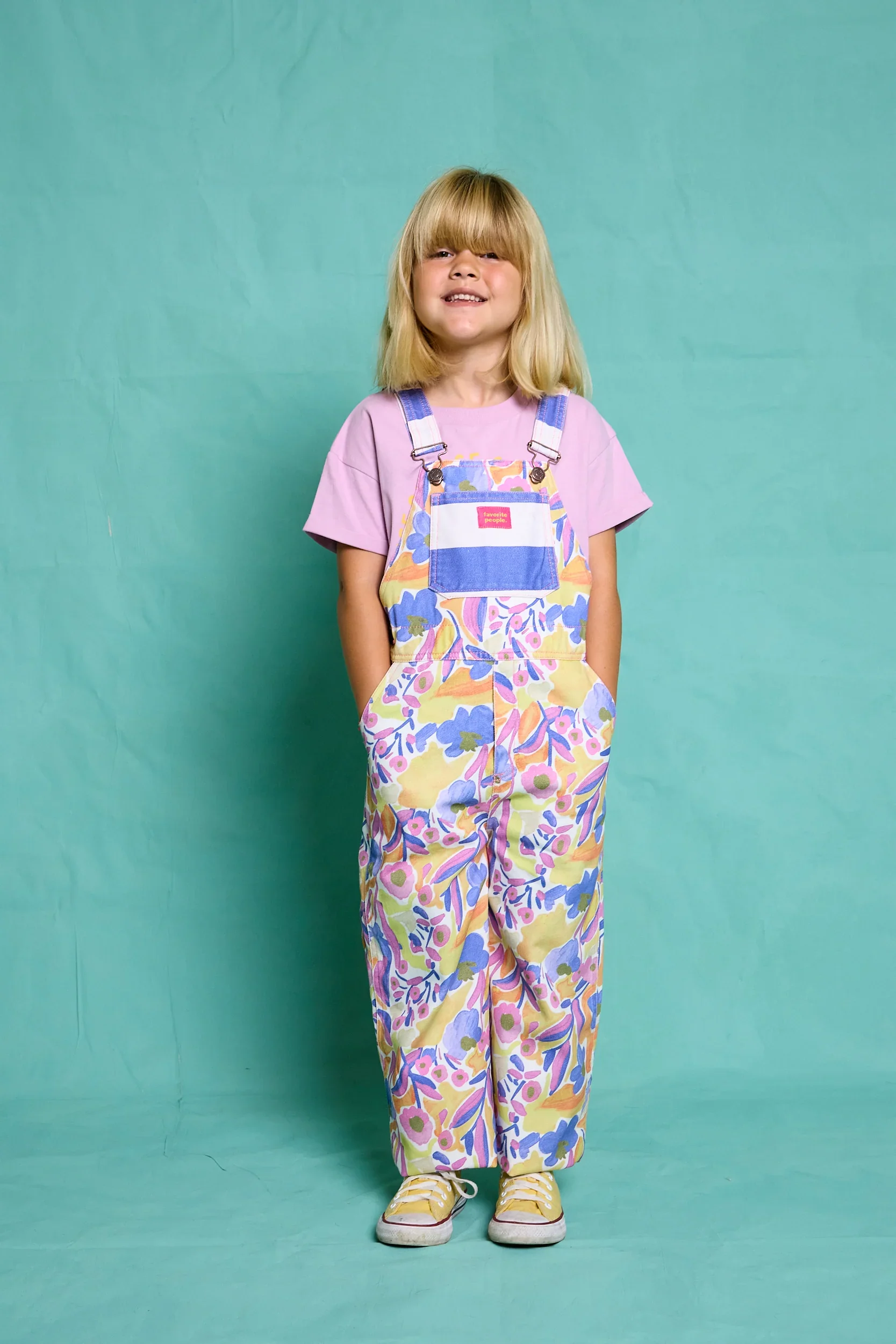 Favorite People Latzhose bunt – handgefertigt in Portugal, erhältlich bei Cleo&Caesar Kids Concept Store