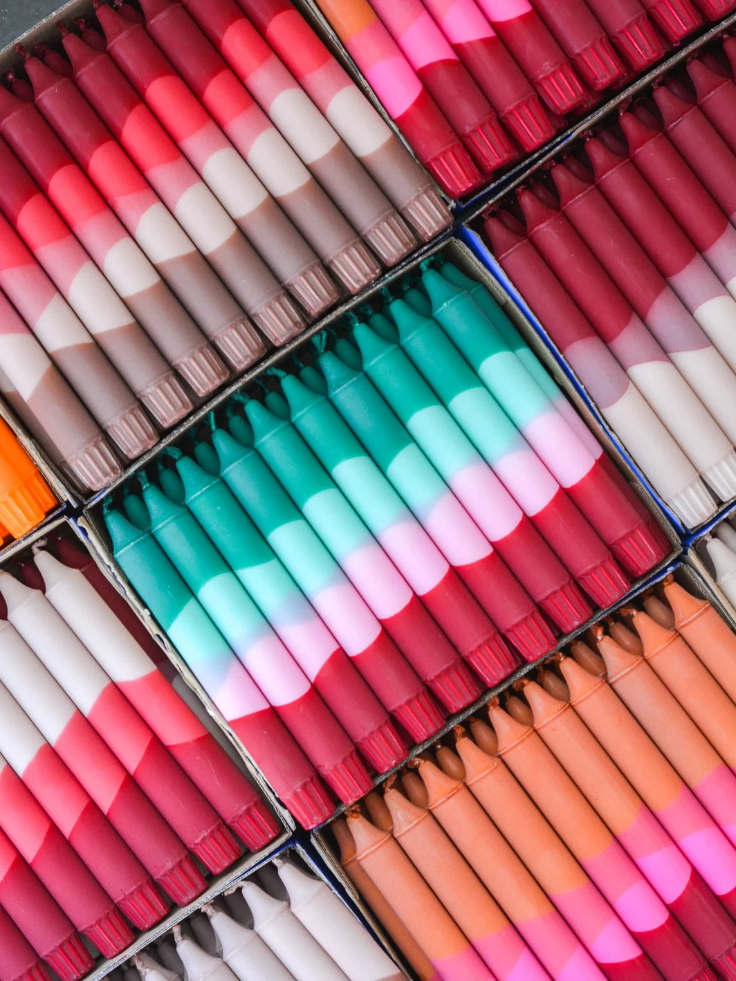 Nordtrice zweifarbige Pastell-Tischkerze – handgegossen in Kopenhagen | Cleo & Caesar