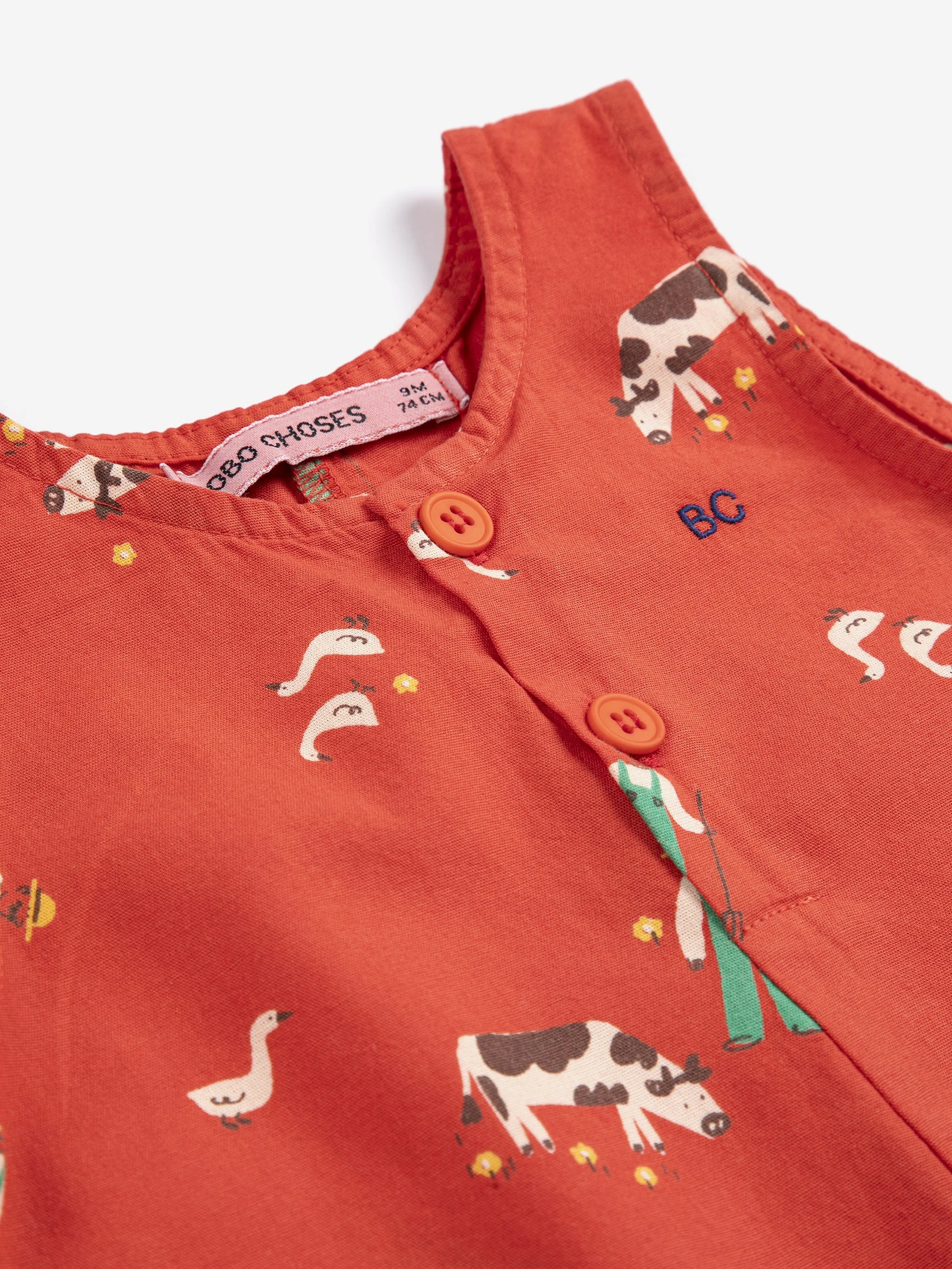 Bobo Choses Overall Farm Adventure mit kreativem Design – hochwertige, nachhaltige Kindermode aus Spanien für kleine Entdecker im Kids Concept Store bei Cleo&Caesar
