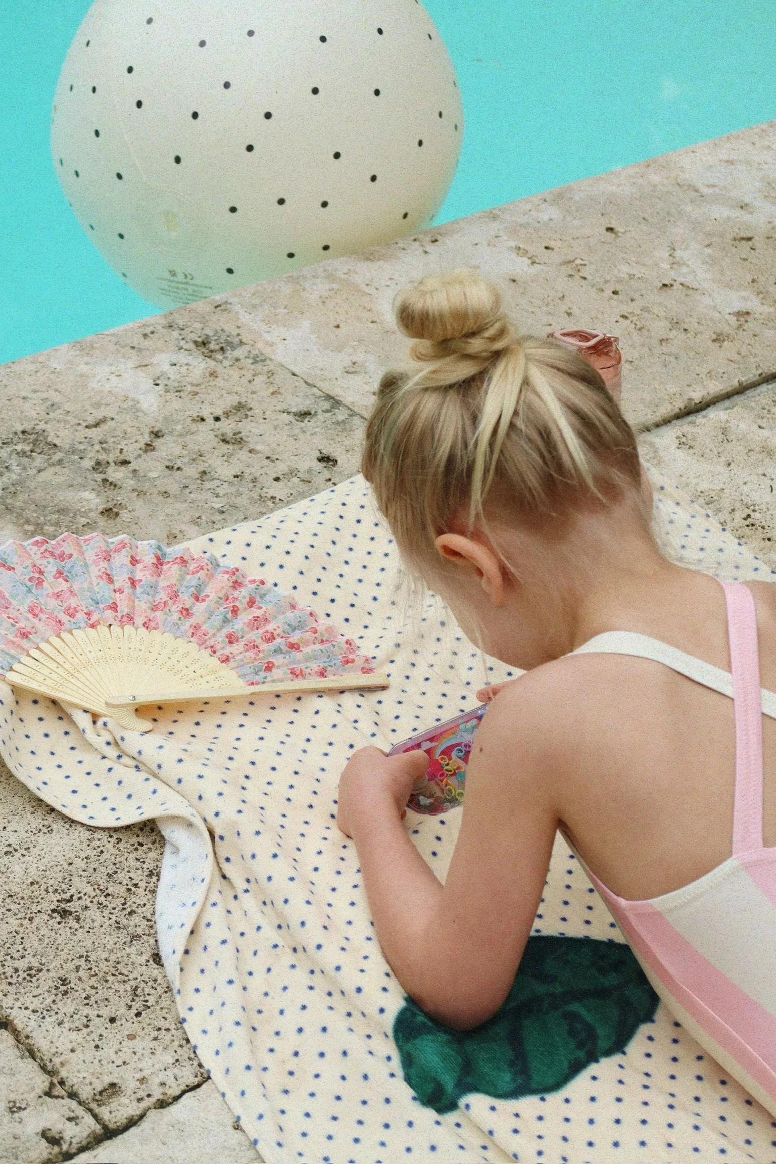 Kompaktes Wasserringspiel mit bunten Ringen und Knöpfen – motorisches Geschicklichkeitsspiel für Kinder ab 3 Jahren im Concept Store Cleo&Caesar