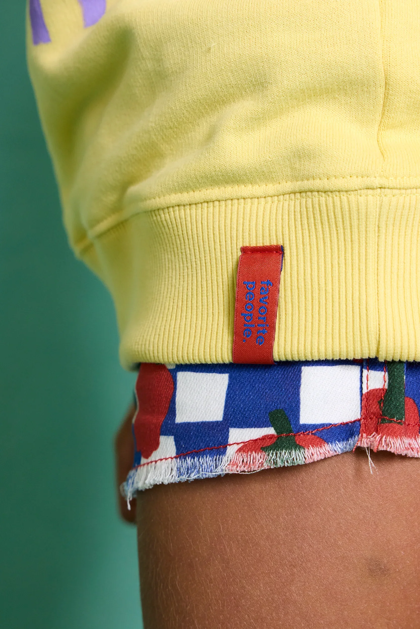 Gelber Kinder Pullover mit Chili-Print aus 100 % Baumwolle von Favorite People, Made in Portugal. im Kids Concept Store Berlin Cleo&Ceasar