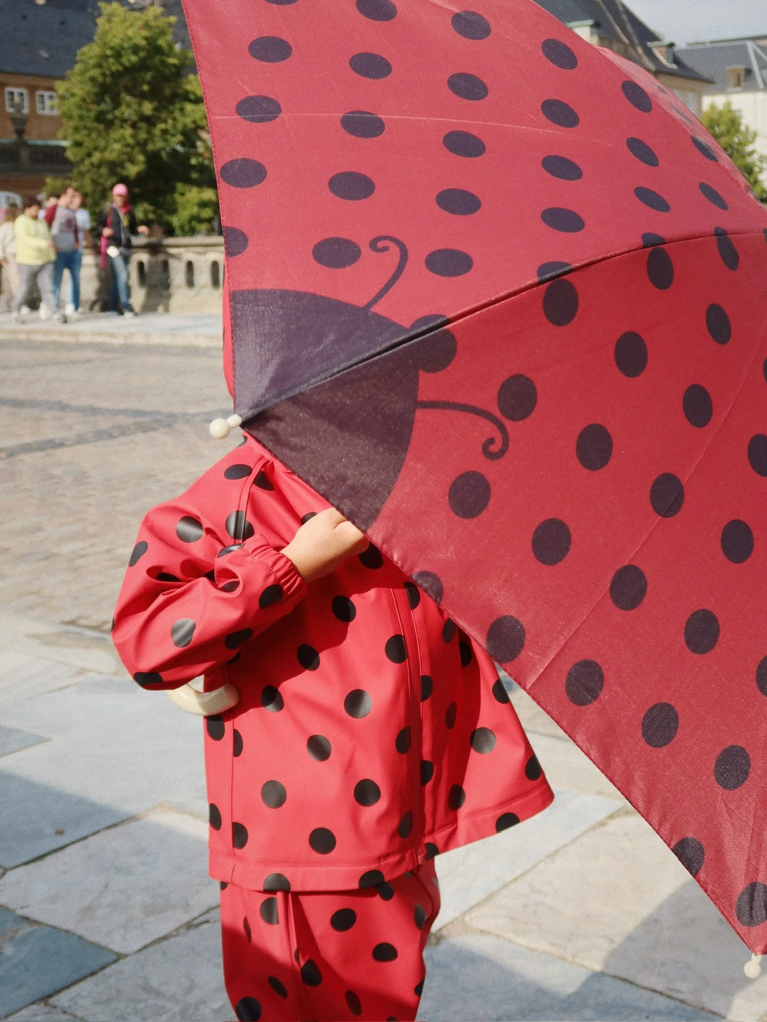 Regenschirm Marienkäfer Lady Dot für Kinder von Konges Sløjd - nachhaltige Baumwolle - sustainable Kidswear - Cleo&Caesar - Kids Concept Store Berlin - Online Shop Deutschland