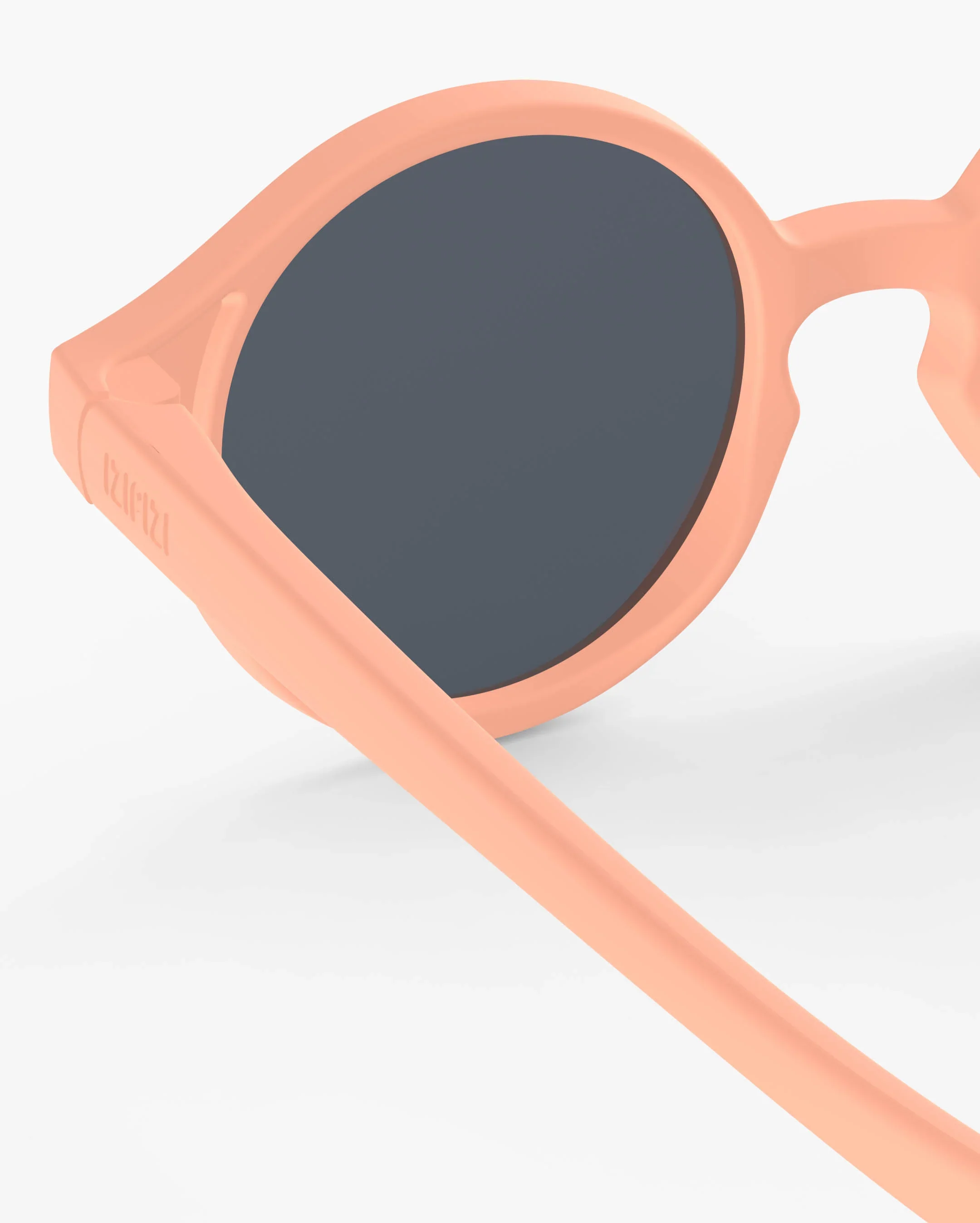 Izipizi Baby-Sonnenbrille #d Apricot Polarized – Pantos-Fassung in Apricot matt, 0-3 Jahre, BPA-frei mit Silikonband, bei Cleo&Caesar Kids Concept Store