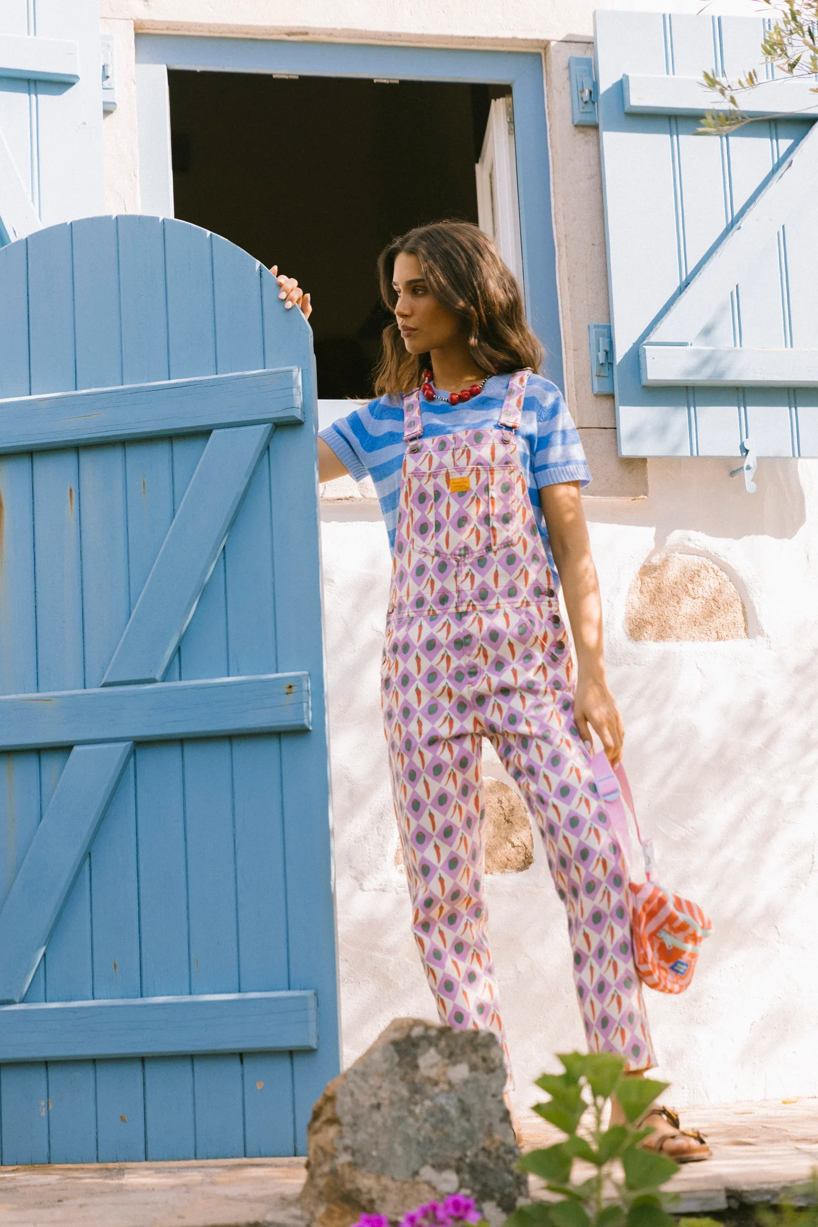 Damen Latzhose mit weiß-lila Karomuster und Oliven-Chili-Print aus Baumwolle von Favorite People. im Concept Store Cleo&Caesar Berlin