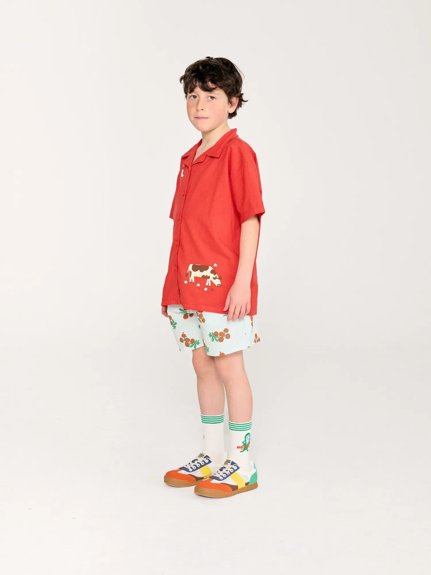 Bobo Choses Shorts Juicy Tomatoes – hellblaue Kindershorts mit Tomaten-Allover-Print, Bio-Baumwolle, hergestellt in Spanien, bei Cleo&Caesar Kids Concept Store