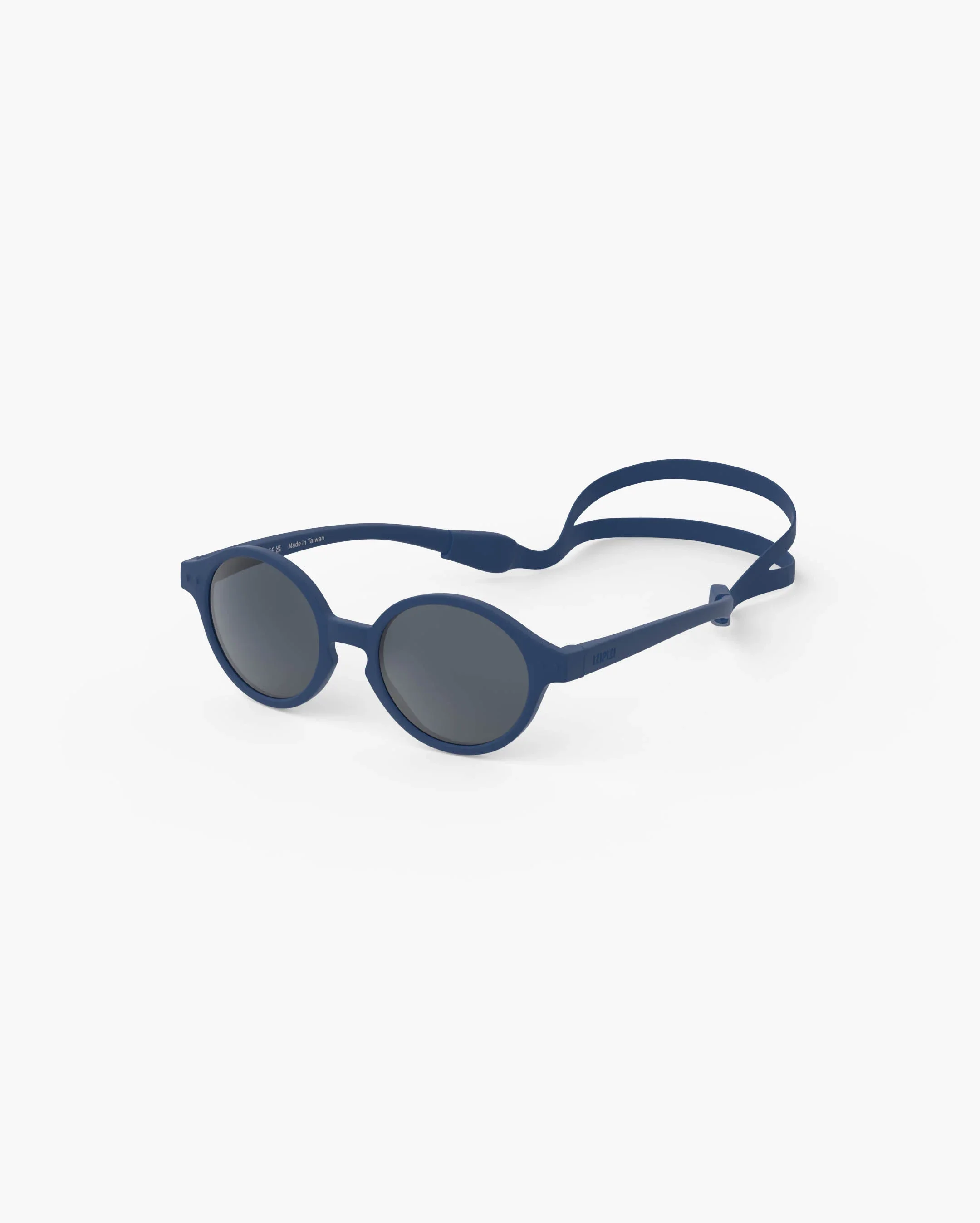 Izipizi Baby-Sonnenbrille #d Denim Blue Polarized – Pantos-Fassung in Denimblau matt, 0-3 Jahre, BPA-frei mit Silikonband, bei Cleo&Caesar Kids Concept Store