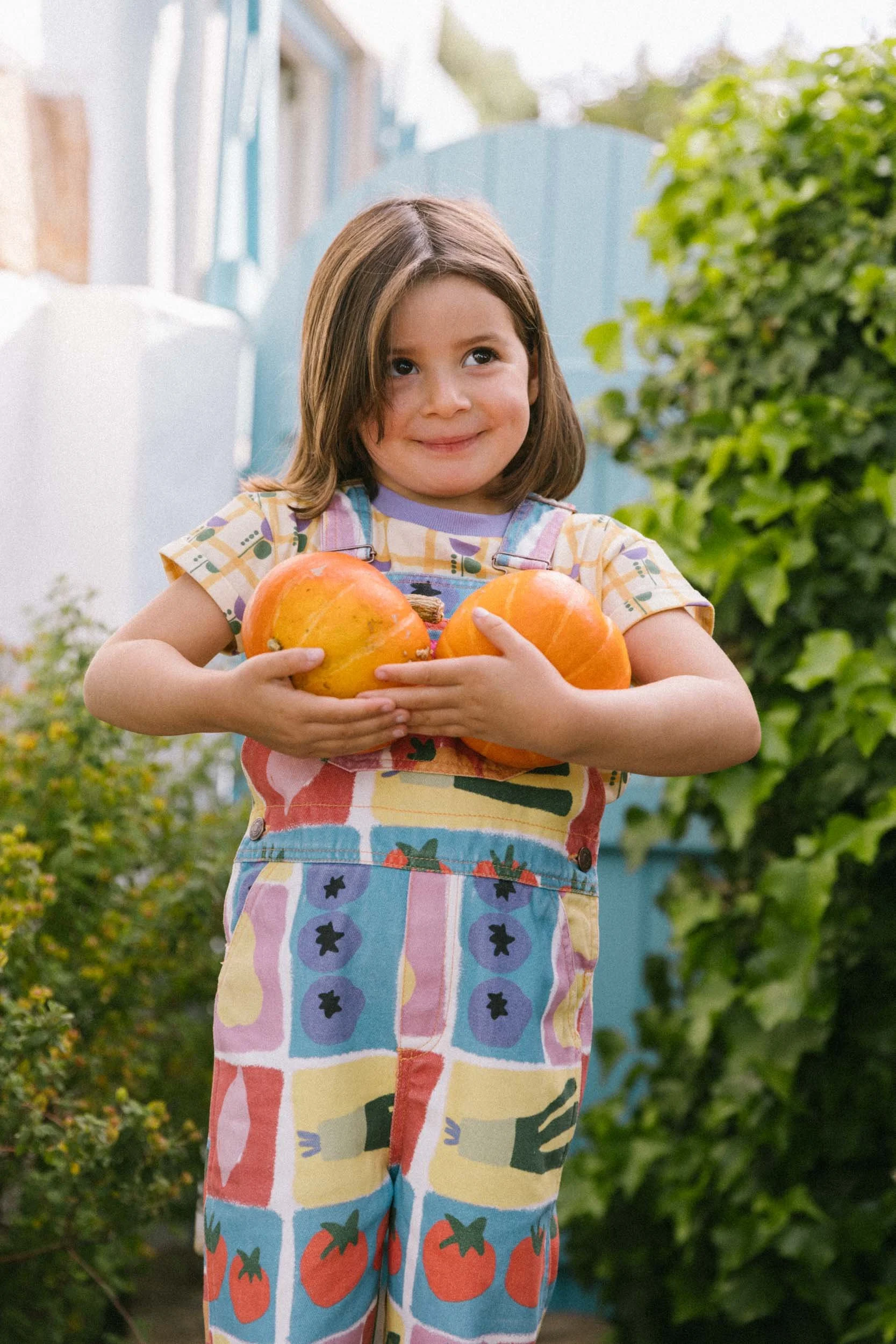 Favorite People Latzhose bunt – handgefertigt in Portugal, erhältlich bei Cleo&Caesar Kids Concept Store