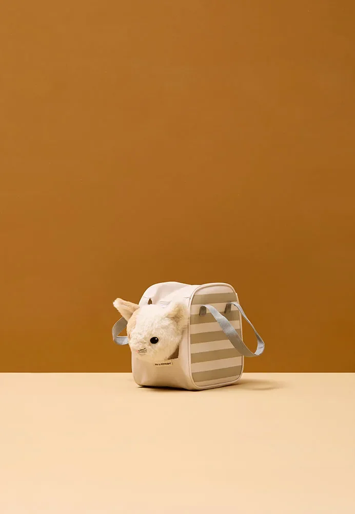 Stoffkätzchen Maja von Kids Concept in Tragetasche mit Guckfenster – weiches Kuscheltier für Rollenspiel ab 18 Monaten. im Concept Store Cleo&Caesar