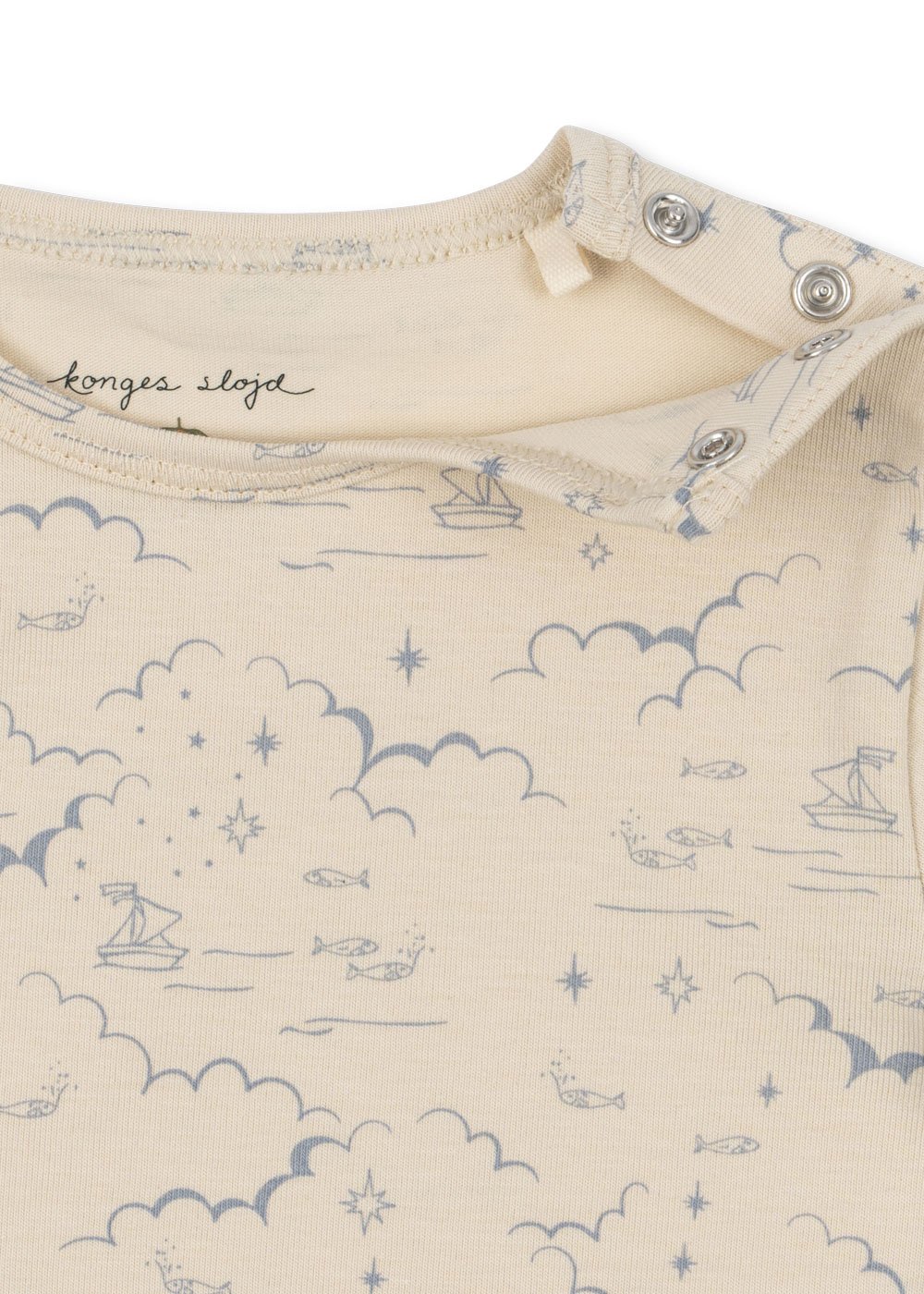 Bio-Langarmbody Ciel Marino mit zartem Nacht-Print aus Booten und Fischen – weich, elastisch und bequem für Babys. im Kids Concept Store Cleo&Caesar
