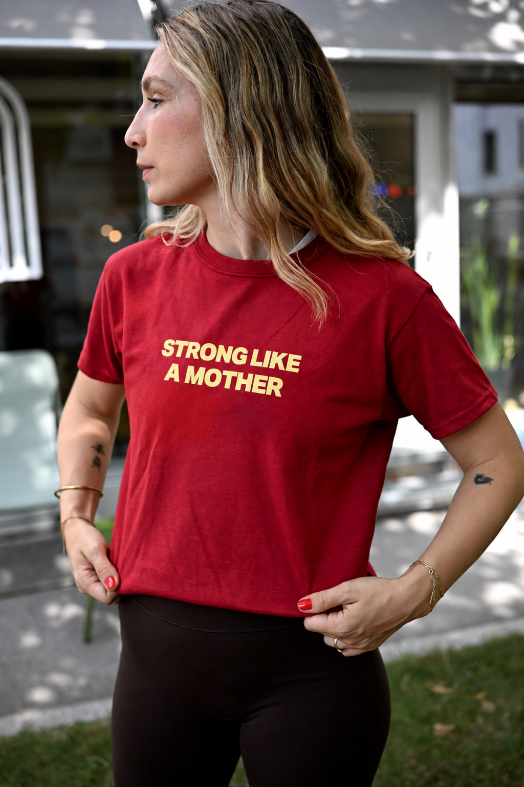 Fitted Cropped Tee „Strong like a mother“