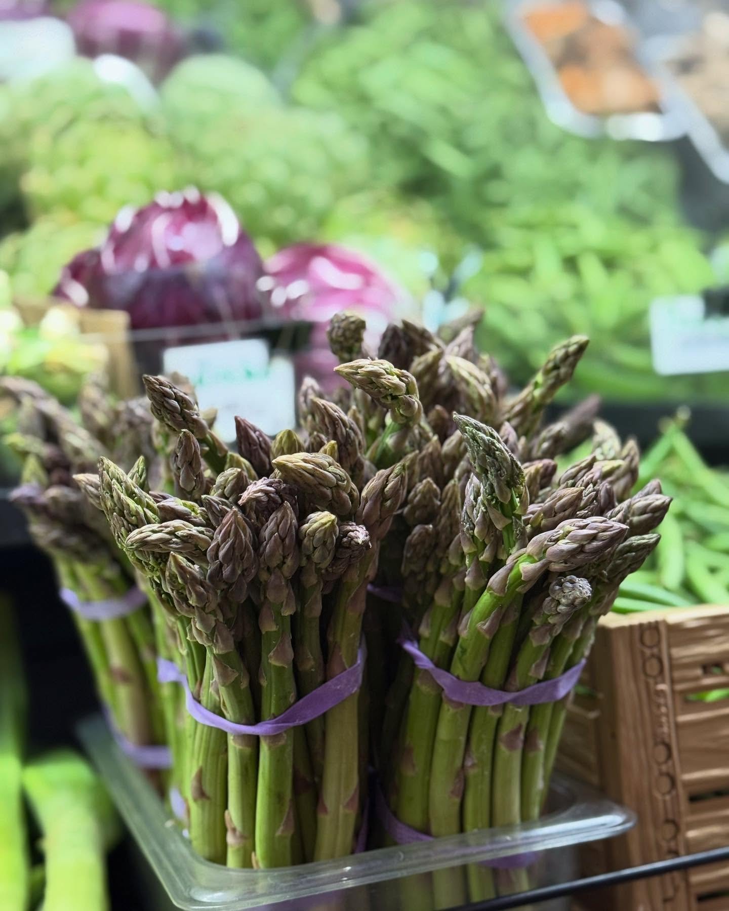 More and more local produce is coming in daily! The bounty of our region is amazing — this asparagus looks awesome (hard to capture in the picture) and these Oregon strawberries are mouthwatering.
Not to mention this delicious spinach from @s