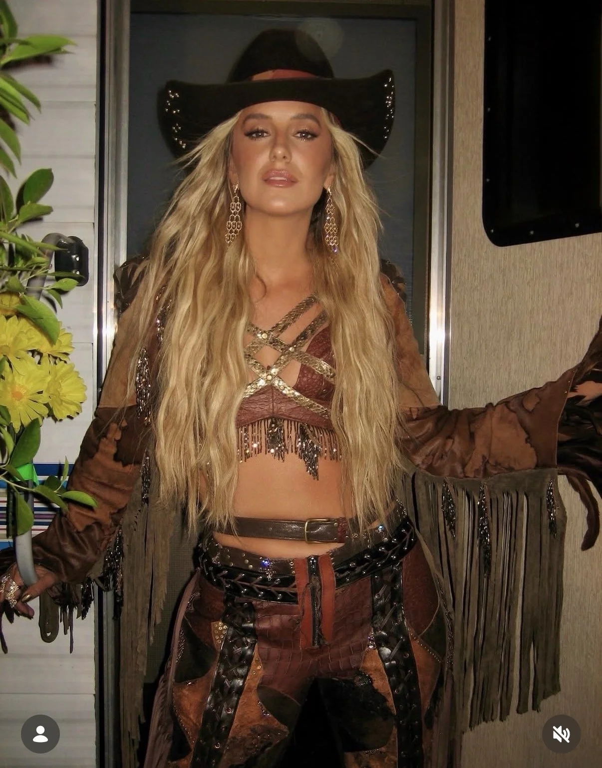 Lainey Wilson spray tan for event by Glo by Flo, celebrity mobile tanning