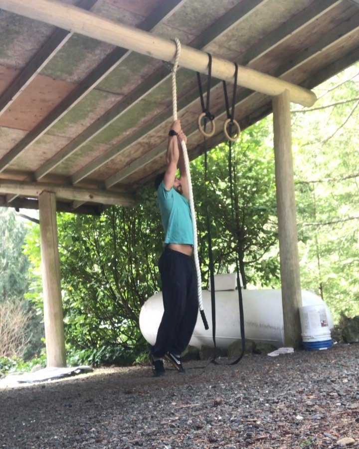 Rope Pull Up:
Once you have developed some strength in your pull ups on the bar, a good option to play with is pull ups on a rope.
The rope is a great tool for upper body strength development. It’s unstable, and requires more scapular stabili