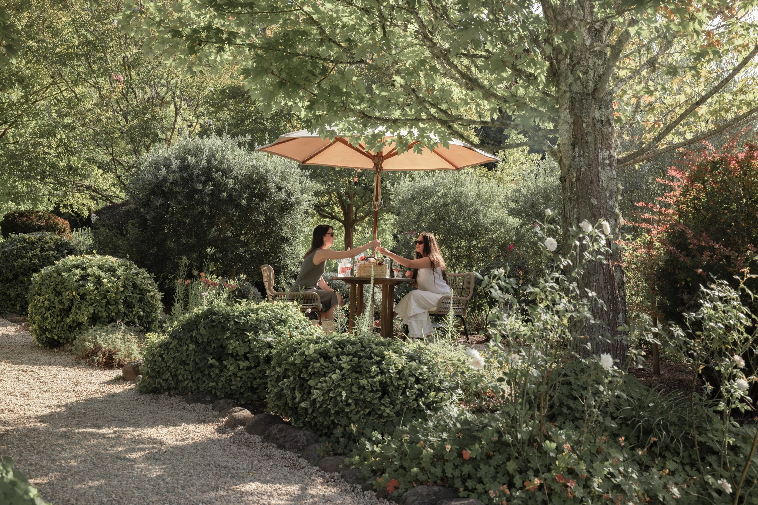 Lambert-Bridge-guests-in-the-garden.jpg