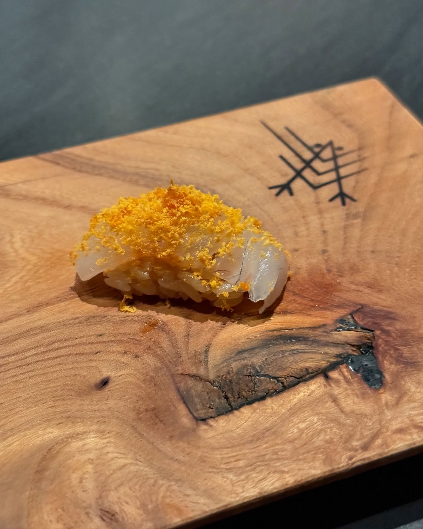 If you&rsquo;re looking for a fun, trendy and delicious omakase experience then @robinmenlopark is the place to go! I loved sitting at the sushi bar and the restaurant itself has a great, vibe-y atmosphere. You choose how much you want to spend ($109