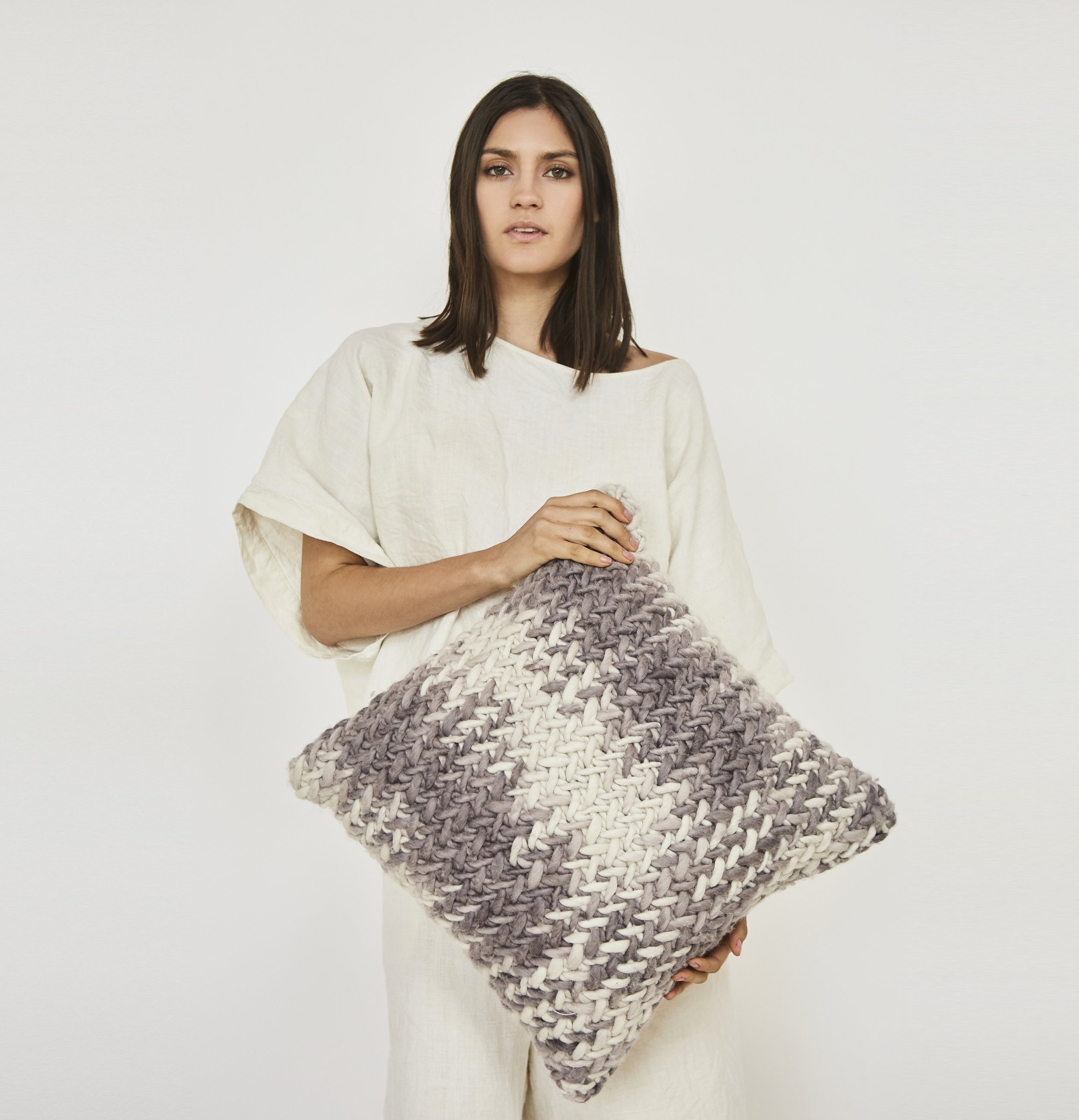 Criss Cross Pillow Modelo.jpg