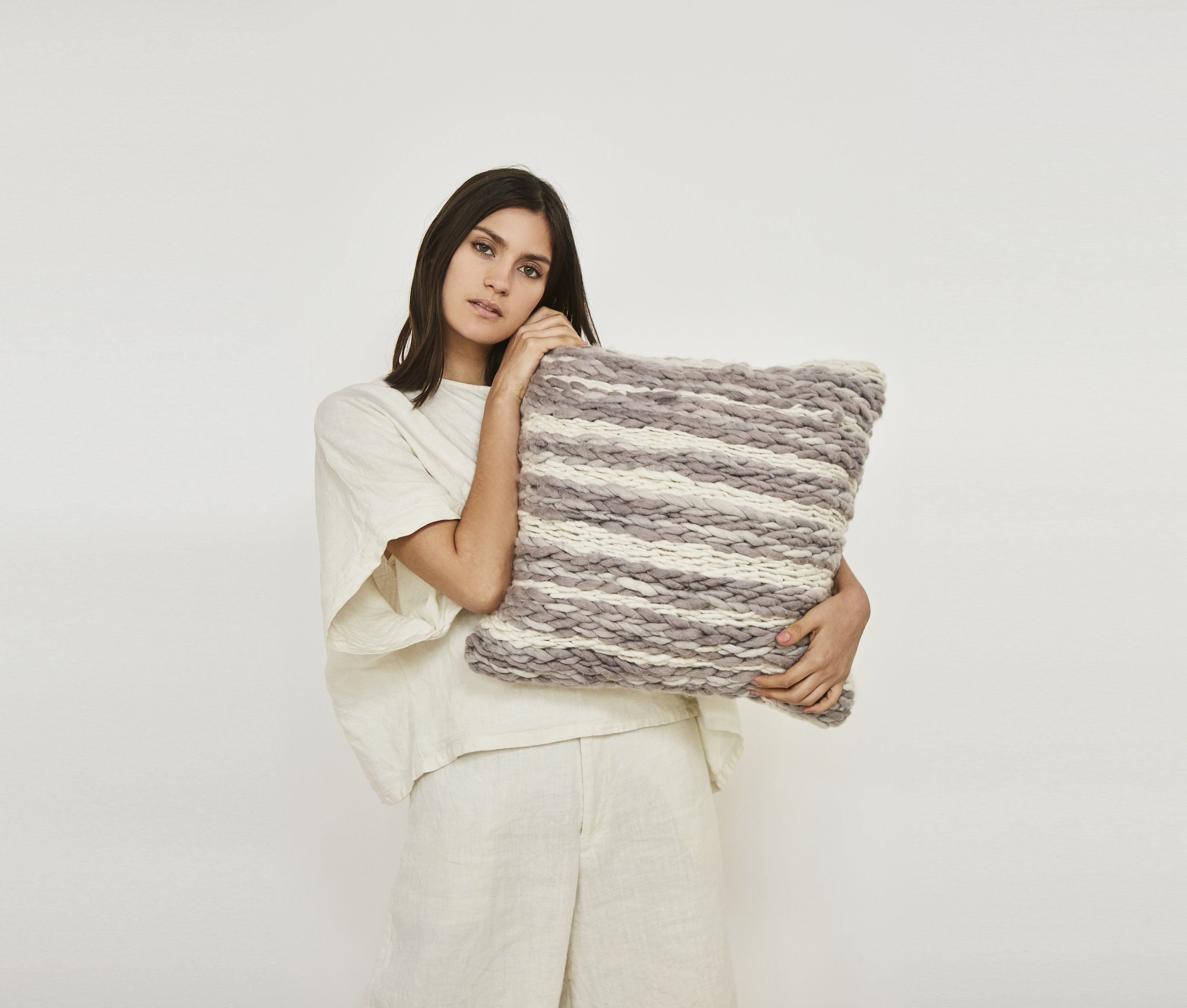Chain Pillow Modelo.jpg