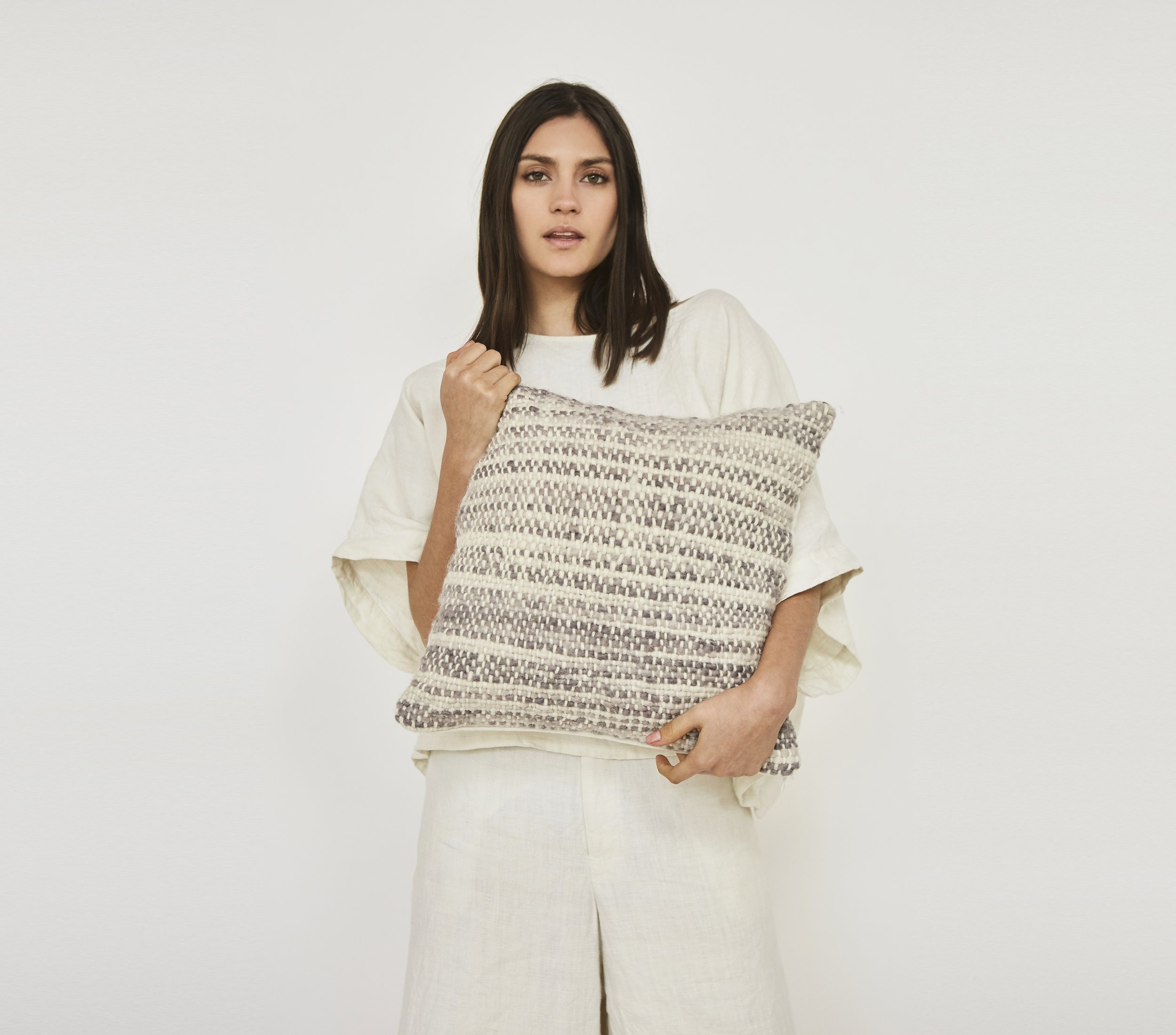 Timeless Pillow Modelo.jpg