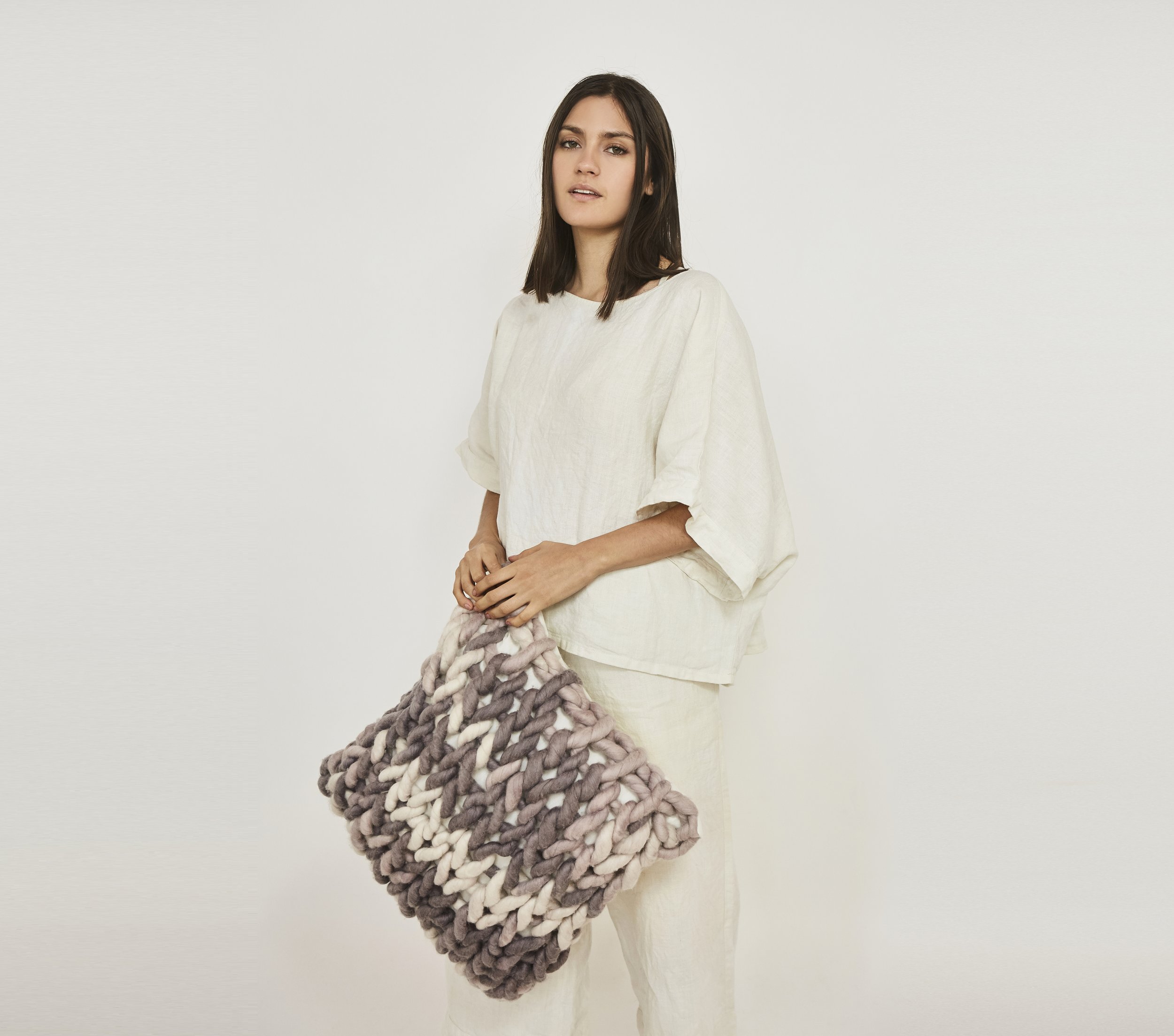 Marble Braid Pillow Modelo.jpg