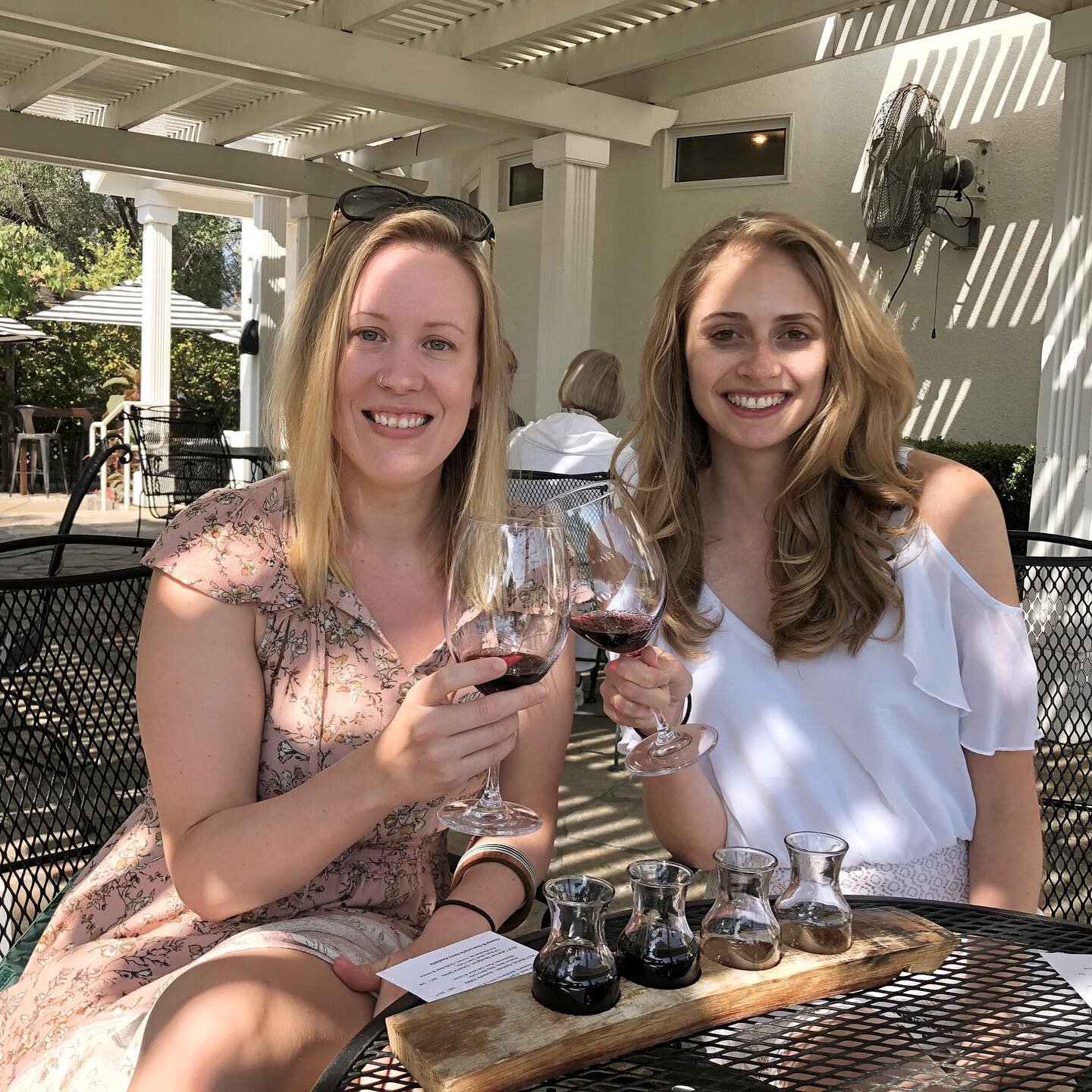 Cheers to being in wine country 🍷 #sonoma #winecountry #winerytour #brcohnwinery #sonomawine #winetrolley #travelcalifornia #californiawinery #winery #photooftheday #travelphotography