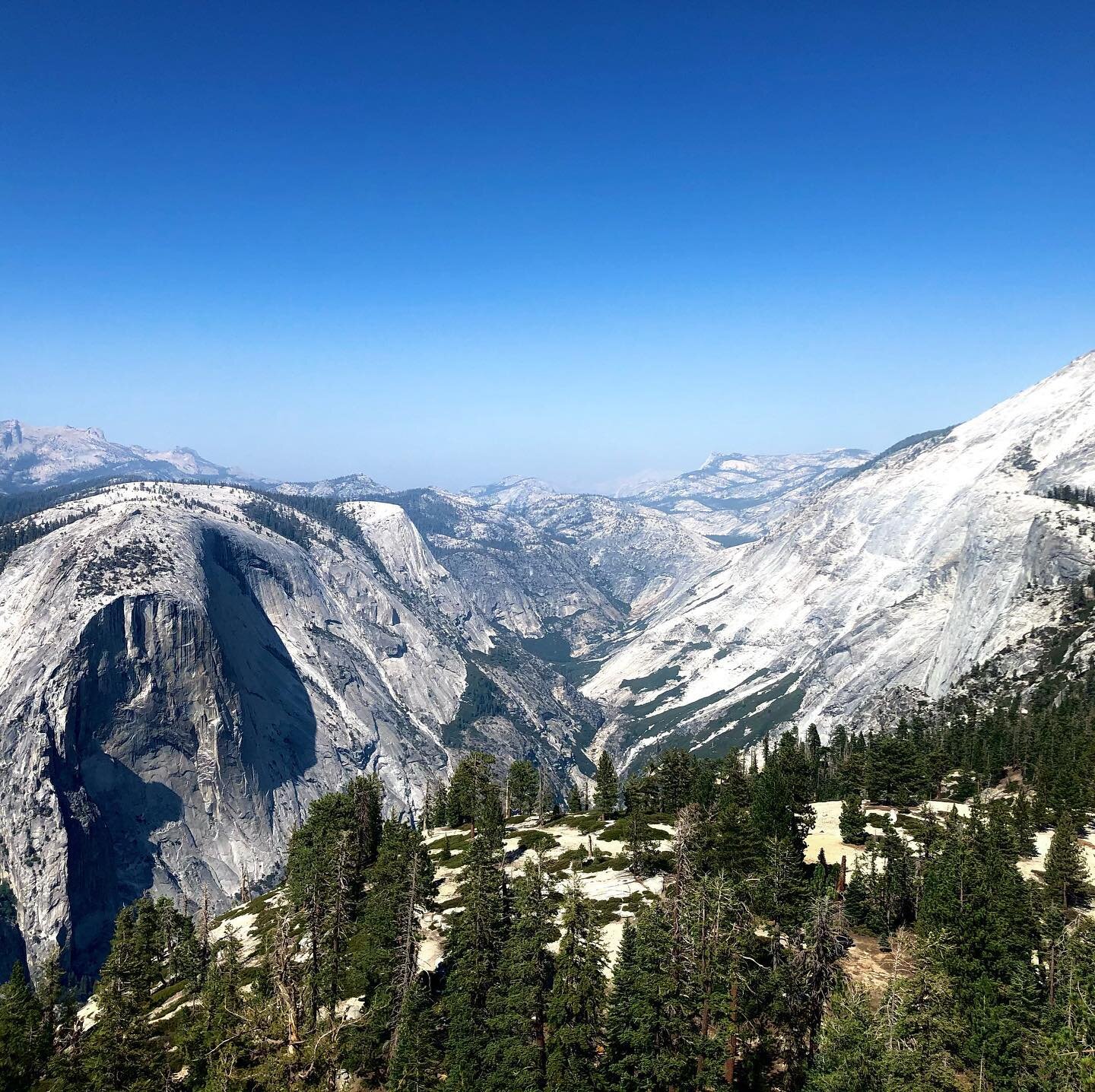 Views from the sub dome. #halfdome #yosemite #yosemitenationalpark #halfdomehike #yosemite_national_park #yosemitephotography #naturephotography #nationalpark #nationalparkphotography #photooftheday #pictureoftheday #newphotographer #mountainphoto