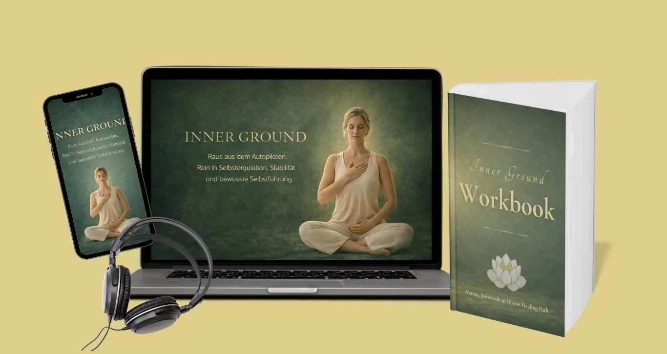 Bild zeigt ein Smartphone, einen Laptop, ein Workbook und Kopfhörer, alles zum Thema Meditation und Selbstführung, mit einer Frau in einer Meditationshaltung auf dem Bildschirm.