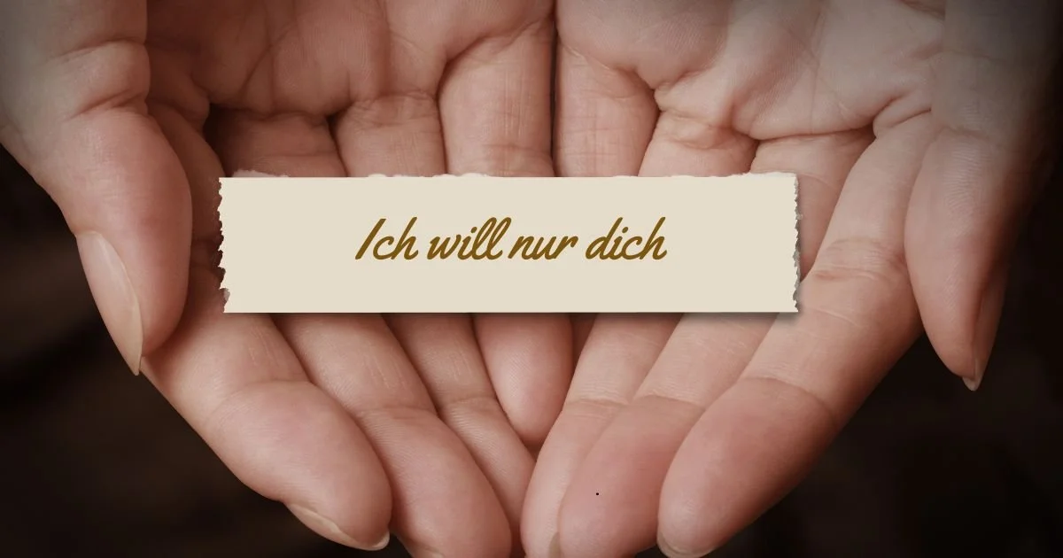 Zwei Hände halten einen Papierstreifen mit der Aufschrift ‚Ich will nur dich‘ – Sinnbild für emotionale Bindung und die Frage: Warum komme ich von ihm nicht los?