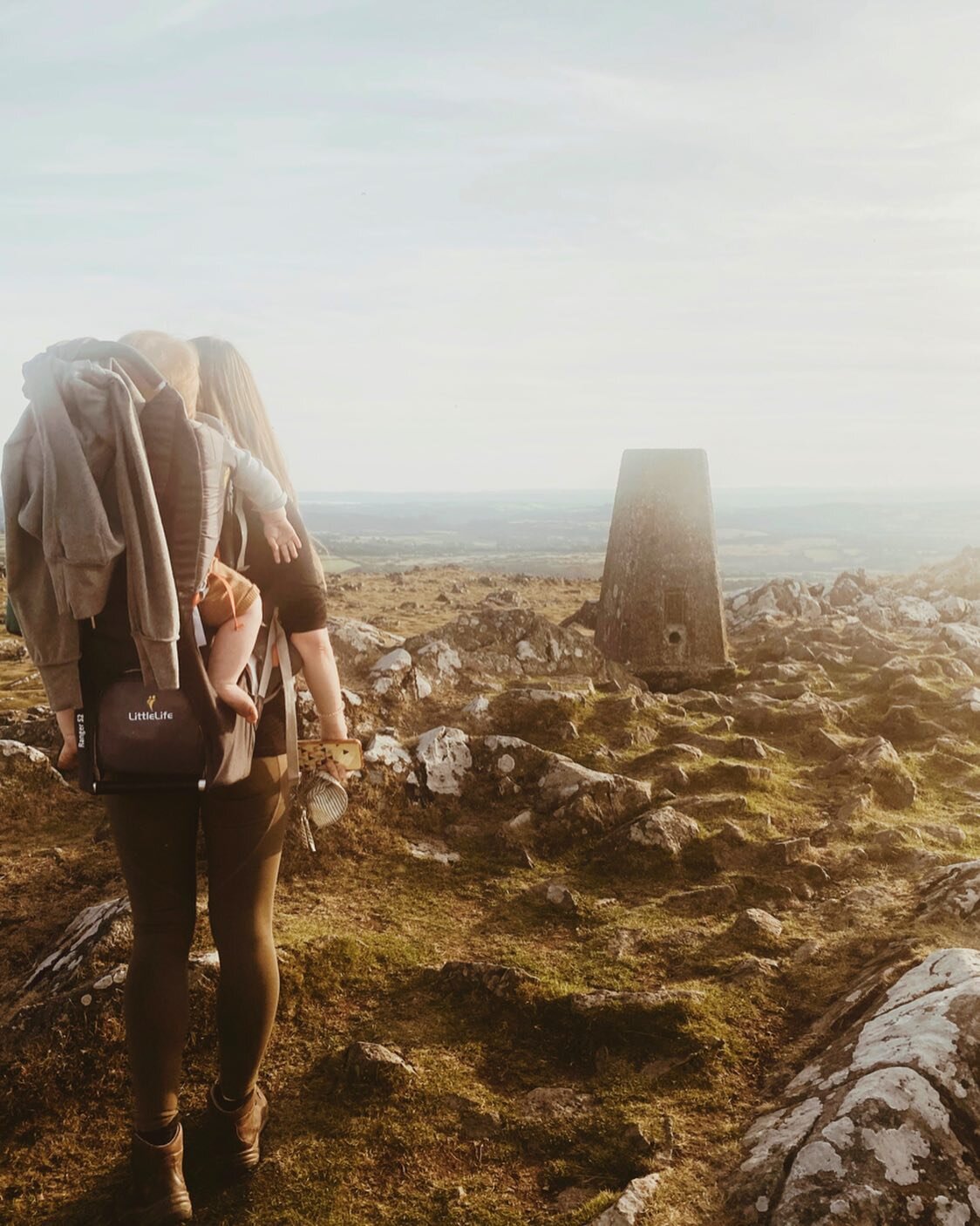 Leo&rsquo;s first Tor. We stayed at this distance due to a massive swarm of midges at the summit 😅 &hellip; and they still chased us anyway 😂

&mdash;&mdash;&mdash;&mdash;&mdash;&mdash;&mdash;&mdash;&mdash;&mdash;&mdash;&mdash;
#tor #torbagging #da