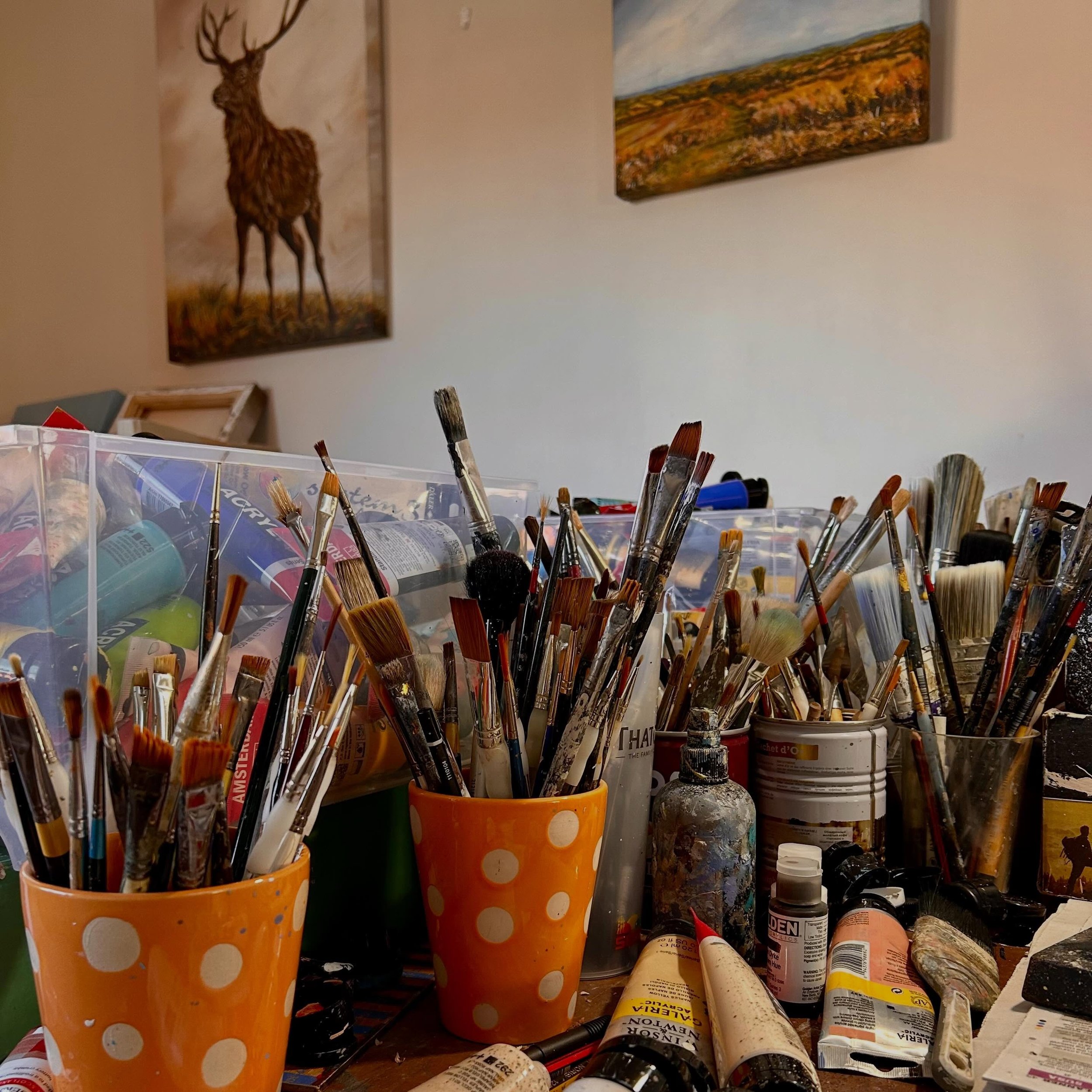You can never have enough brushes!! Background Hergest Ridge &amp; Brody (Stag) are for sale 🟢🟢 happy Friday🌞🎨 @davidcopeart