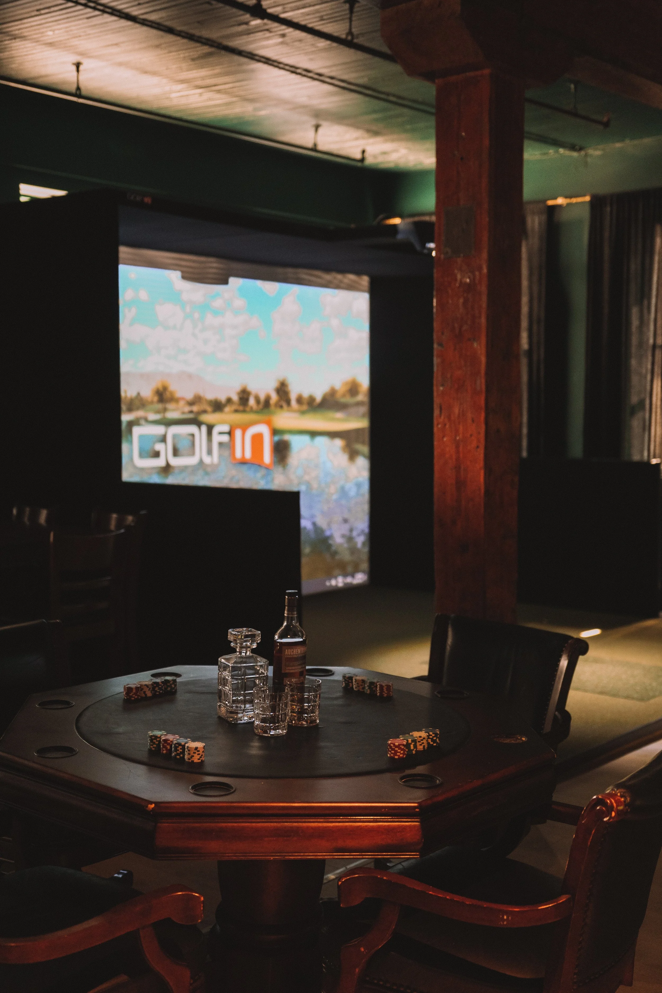 simulateur golf Montréal, salle avec simulateur golf Montréal, événement golf Montréal, golf intérieur Montréal, événement corporatif golf Montréal, party golf Montréal, salle privée Montréal, activité team building Montréal, salle de billard poker