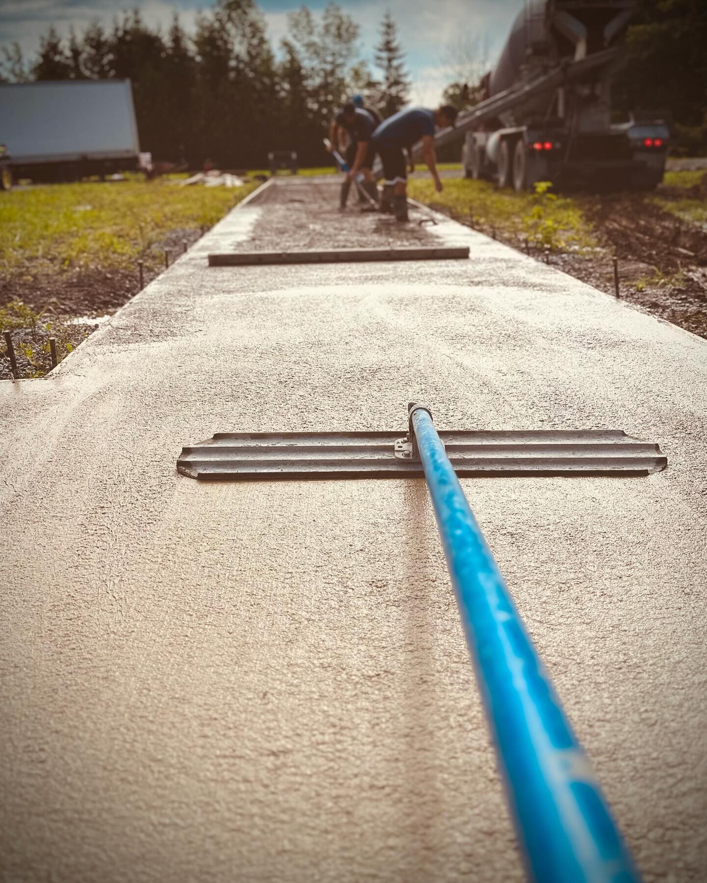 Excited to see this beautiful 100&rsquo; sidewalk come to life with the custom colour exposed aggregate, concrete finish. 
.
.
.
#concrete #landscaping #exposedaggregate #bowfloat #concretedesign #concreteconstruction