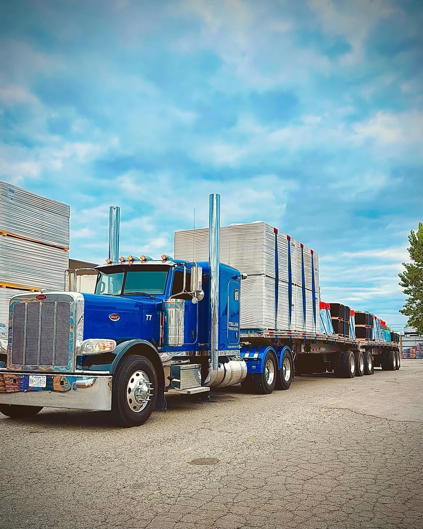 Oakville to Ottawa
Fun backing the btrains off this busy Oakville main road through 2 gates that are offset into this yard. 😎 ✅
#roofing #commercialroofing #ottawa #oakville
.
.
.
#peterbilt389 #trucking #truck #trucklife #trucks #trucking #trucker 