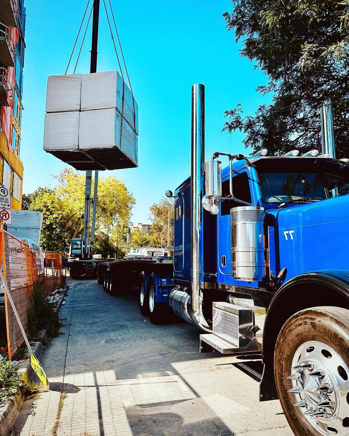 Another Booming 🏗️ day 
#roofing #commercialroofing #crane #boom
.
.
.
#peterbilt389 #trucking #truck #trucklife #trucks #trucking #trucker #trucklover #bigrig #trucklovers #truckdaily #trucklove #peterbilts #peterbilt #peterbilttruck #owneroperator