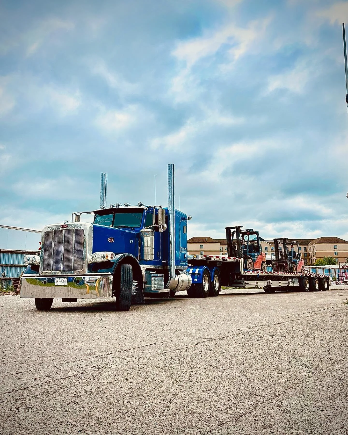 Step Deck 
#stepdeck 
.
.
.
#peterbilt389 #trucking #truck #trucklife #trucks #trucking #trucker #trucklover #bigrig #trucklovers #truckdaily #trucklove #peterbilts #peterbilt #peterbilttruck #owneroperator  #owneroperatorlife #flatbeddriver #flatbed