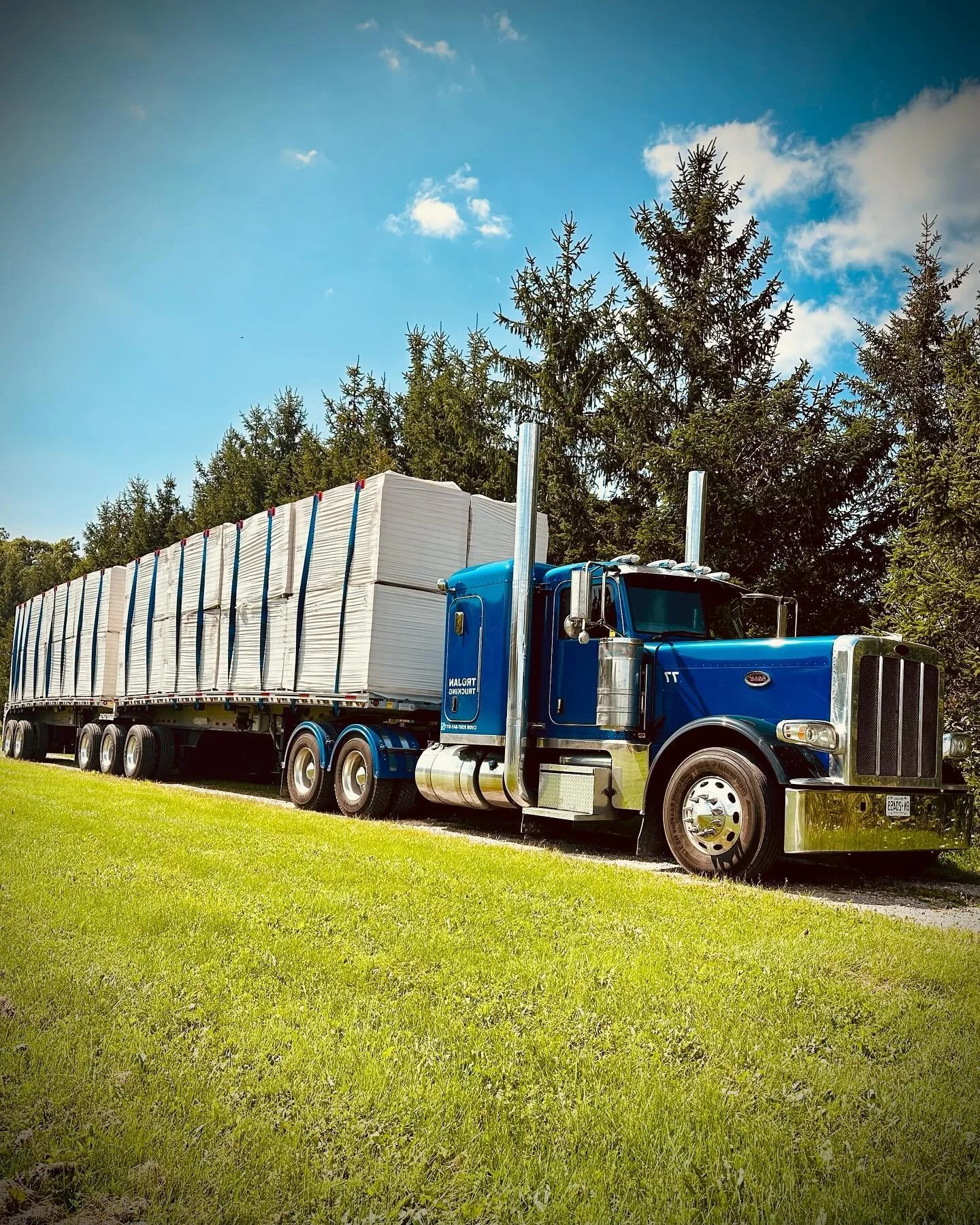 B-Train
#btrain #btrains #iso #commercialroofing #commercialflatroofing 
.
.
.
#peterbilt389 #trucking #truck #trucklife #trucks #trucking #trucker #trucklover #bigrig #trucklovers #truckdaily #trucklove #peterbilts #peterbilt #peterbilttruck #ownero