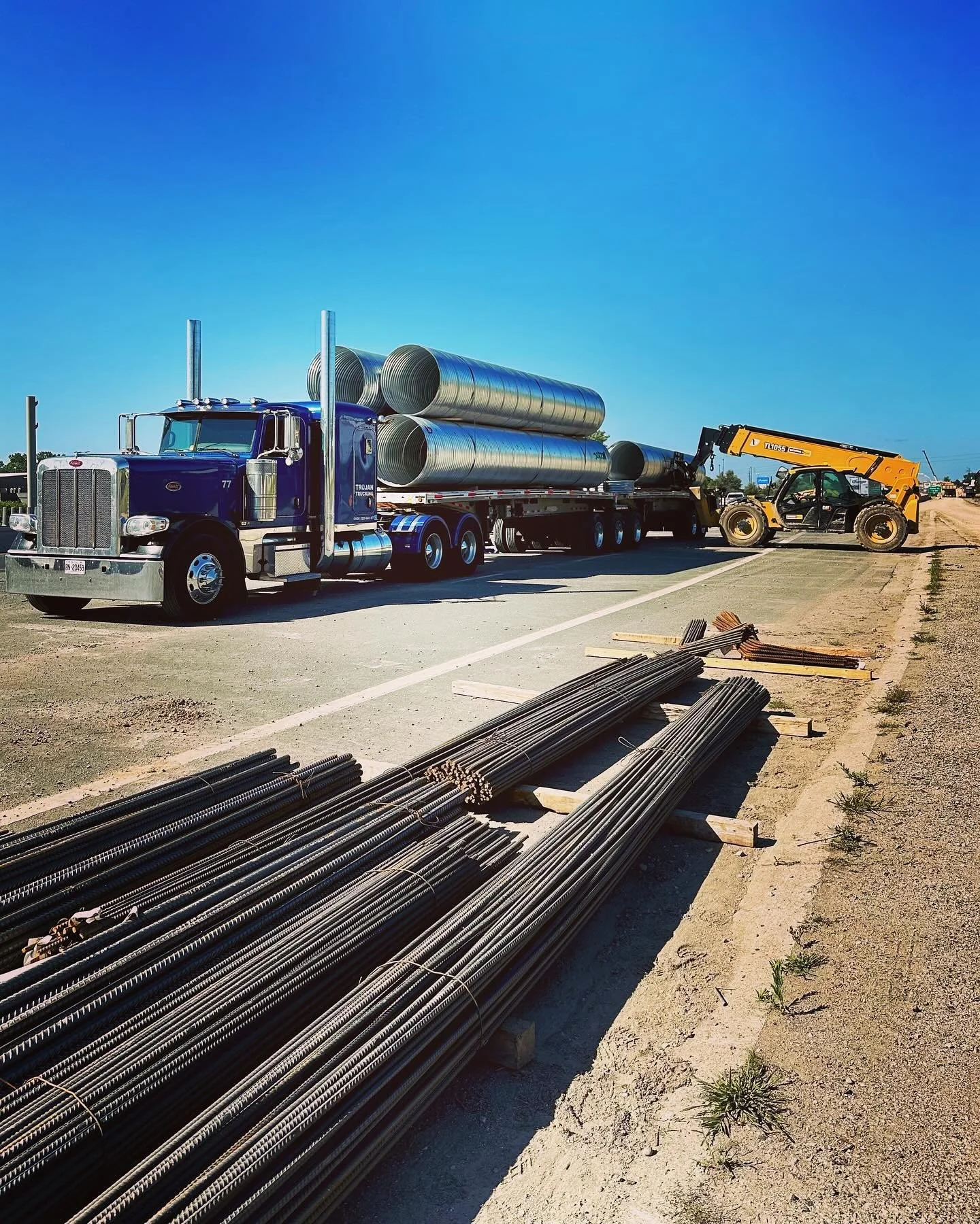 Look at them pipes 💪🏼
#pipes #roadconstruction #calvets #roadwork #road_construction 
.
.
.
#peterbilt389 #trucking #truck #trucklife #trucks #trucking #trucker #trucklover #bigrig #trucklovers #truckdaily #trucklove #peterbilts #peterbilt #peterbi