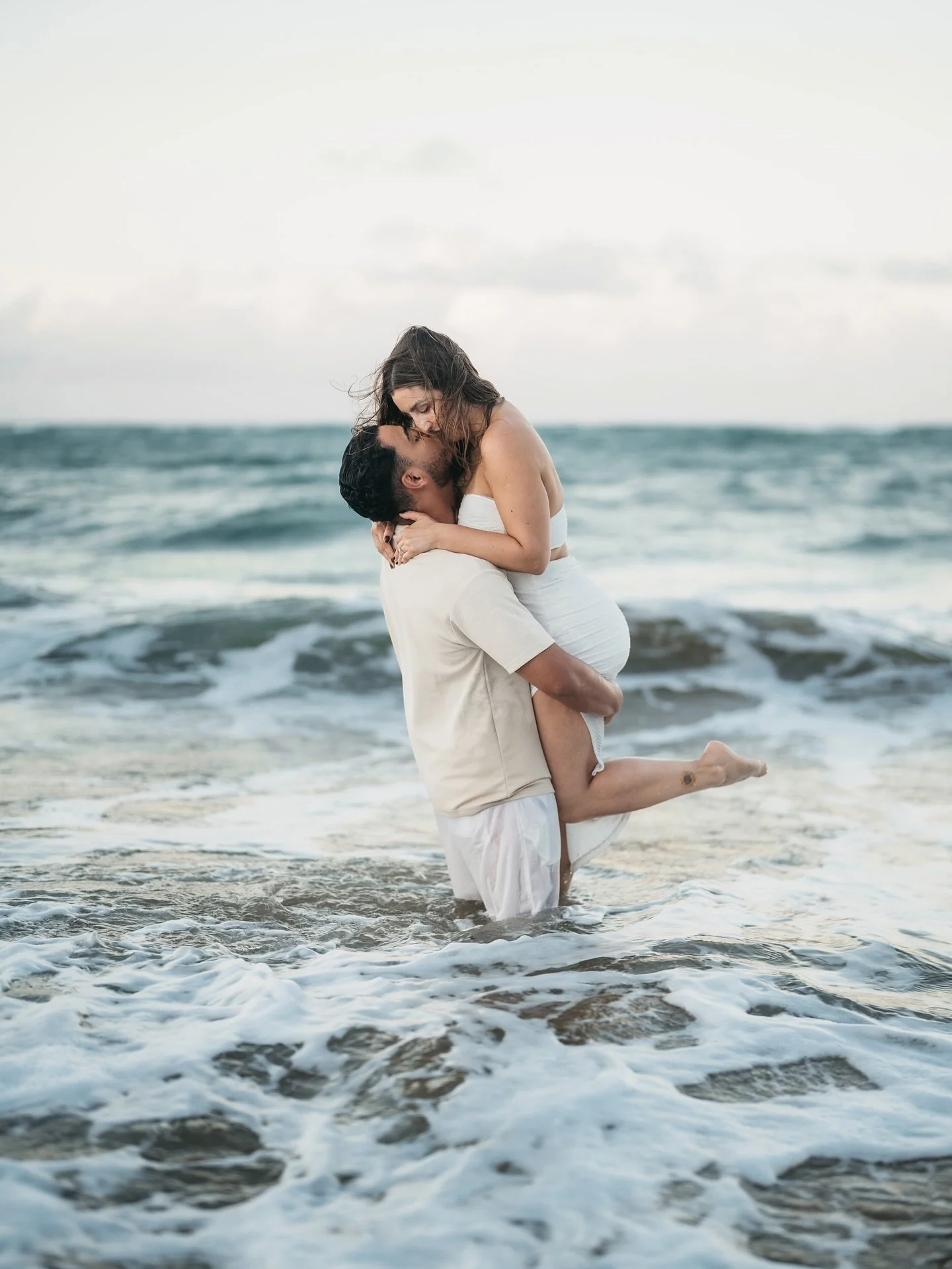 Engagement vibes in Cabarete, DR 🇩🇴🌊❤️ Pure love, pure energy, and the perfect beach backdrop for my cousin and his fianc&eacute;e. 📸 

Vibras de compromiso en Cabarete, RD 🌊❤️ Amor puro, energ&iacute;a pura y el escenario perfecto en la playa p