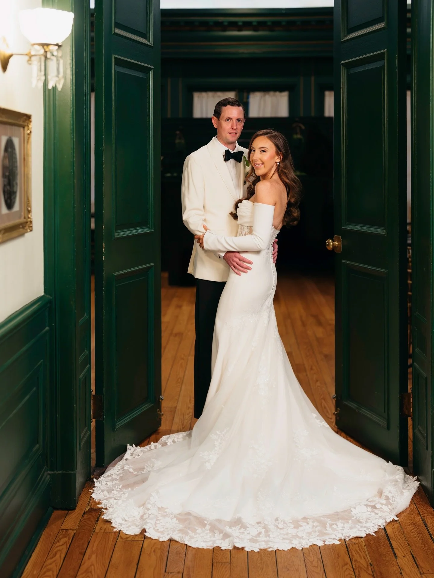 A winter wedding done right ❄️🤍

Kaitlyn &amp; Darragh embraced the cold and turned it into something truly special at the beautiful Pen Ryn Estate in Pennsylvania.

From an emotional first look outdoors to timeless portraits inside the estate&rsquo