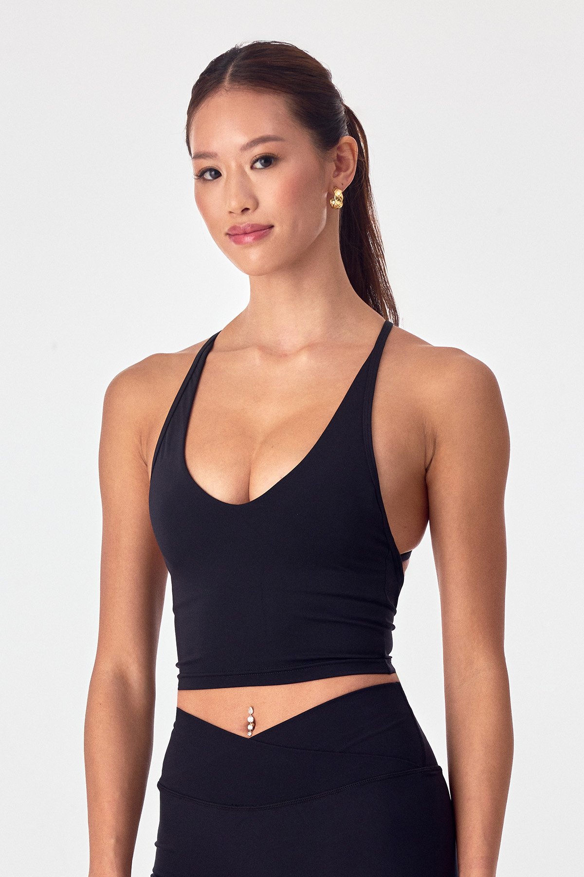 AVVE_VNECK_TANK_BLACK_04.jpg