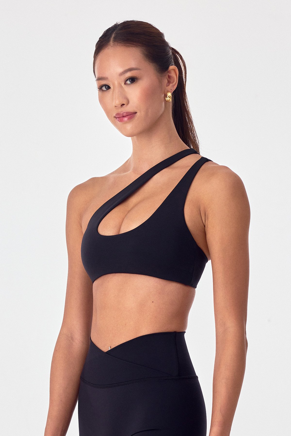 AVVE_ASYMMETRIC_BRA_BLACK_04.jpg