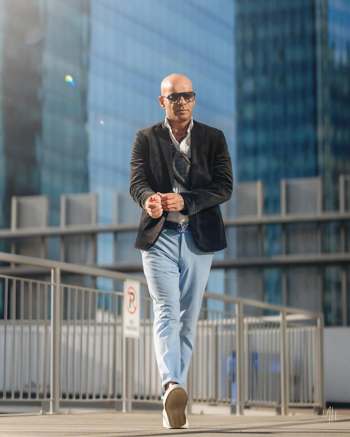 @teamdhillonboxing4life making it look easy

💪🏽
🤵🏽&zwj;♂️
😎

#Yeg #Edmonton #DowntownYEG #Photography #CityVibes