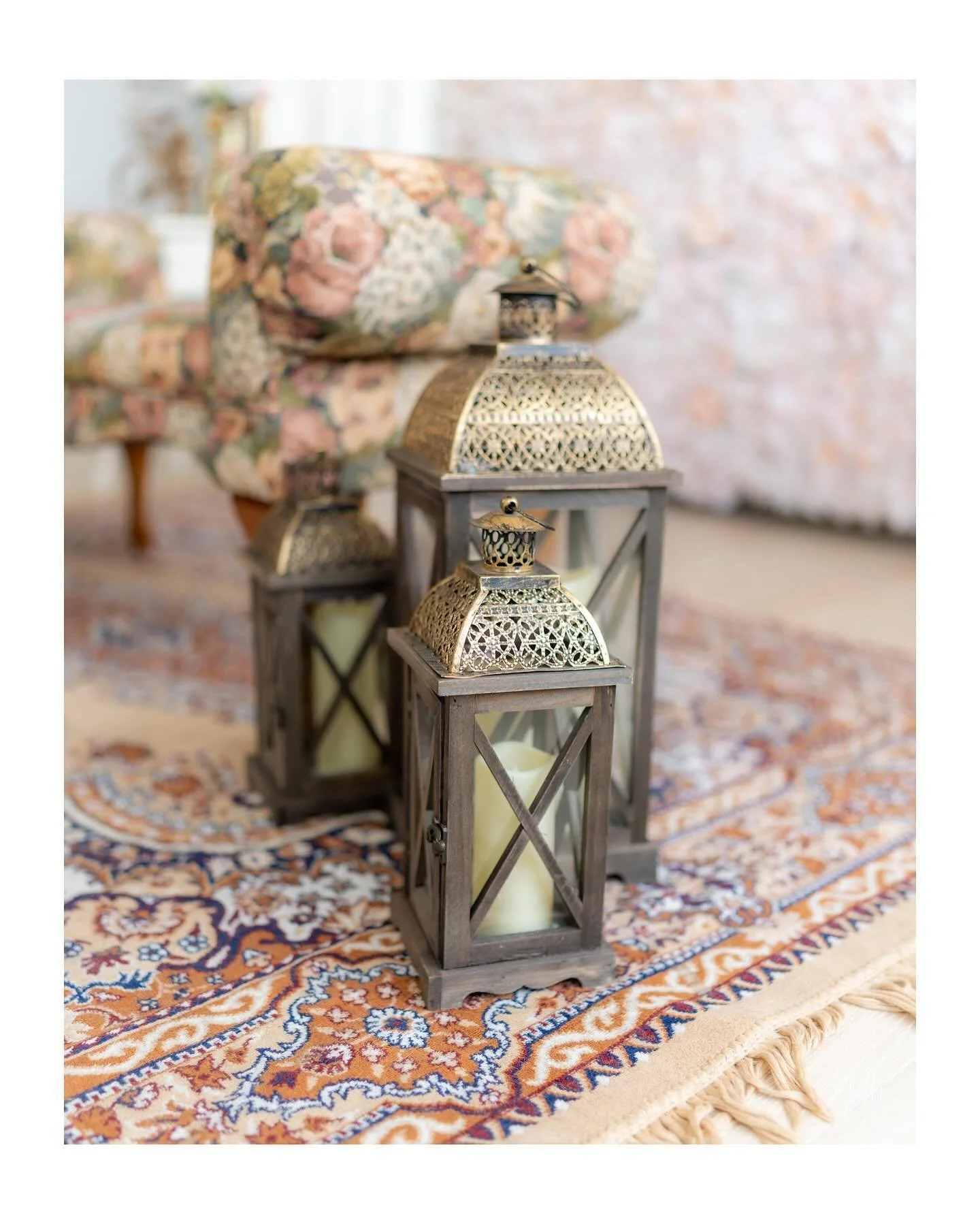 It&rsquo;s all about the details! 

Featuring decor details by @candycartyeg

📸 Latergram! 📸 Last year I had the pleasure of being a part of this collaboration organized by Flora Design! 📸✨

Clothing/jewelry: @thefloradesigner 
Photography: @mhpho